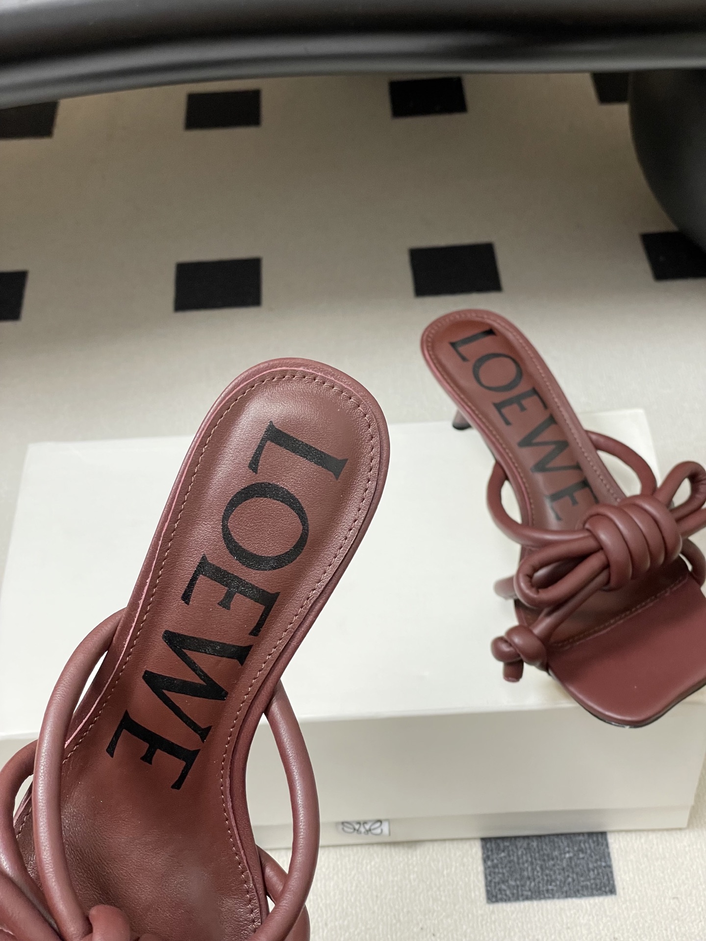 -LOEWE 罗意威 26ss 春夏新款气质时尚大蝴蝶高跟拖鞋方头小猫跟凉拖鞋把温柔和随性穿在脚上，是L