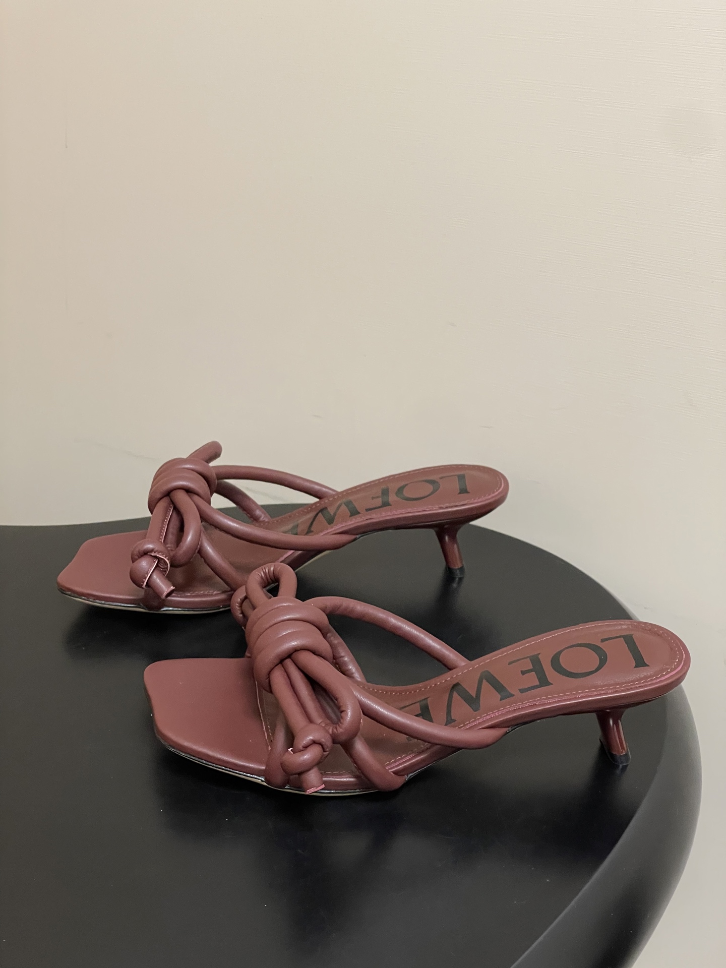 -LOEWE 罗意威 26ss 春夏新款气质时尚大蝴蝶高跟拖鞋方头小猫跟凉拖鞋把温柔和随性穿在脚上，是L