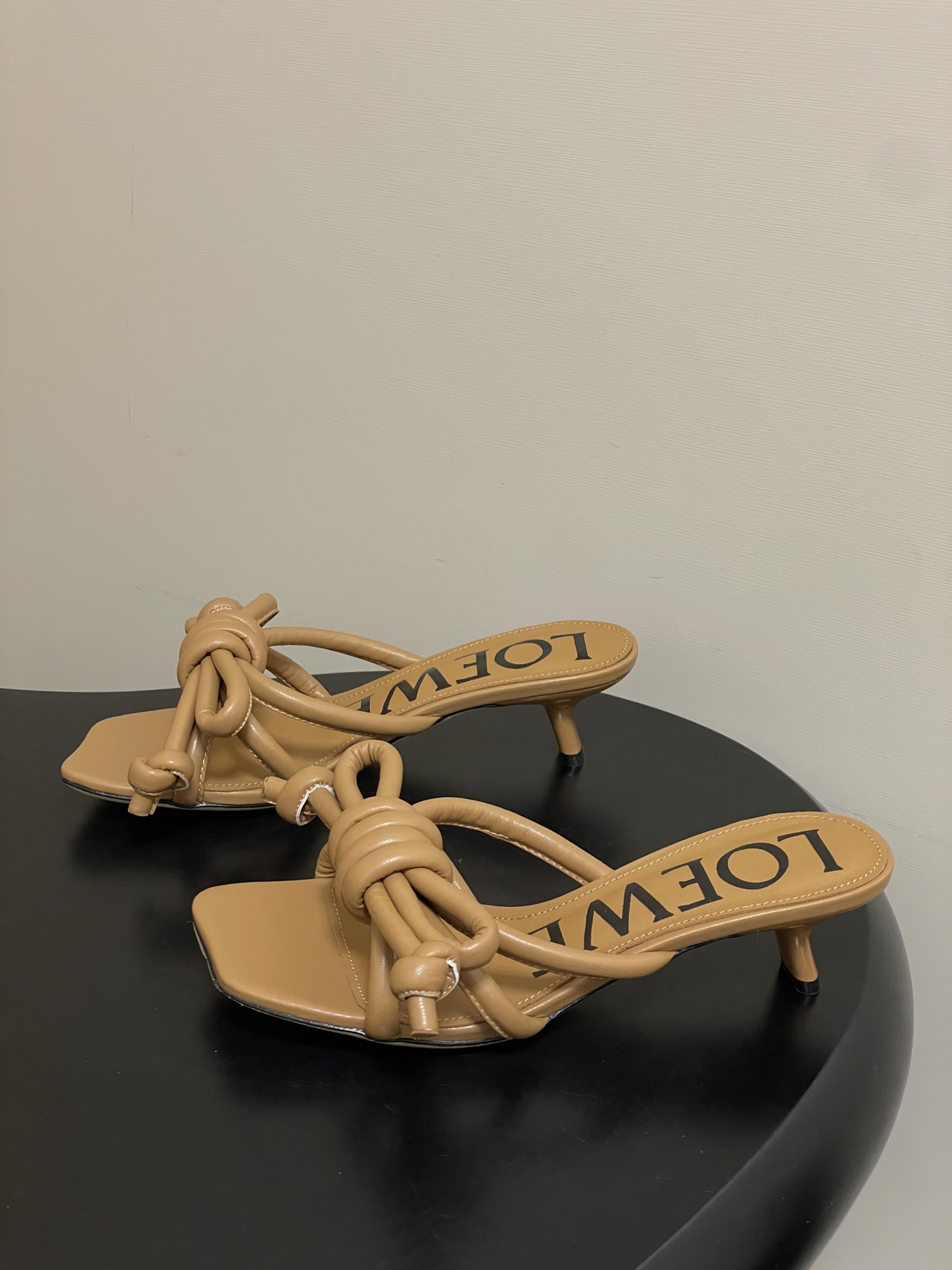 -LOEWE 罗意威 26ss 春夏新款气质时尚大蝴蝶高跟拖鞋方头小猫跟凉拖鞋把温柔和随性穿在脚上，是L