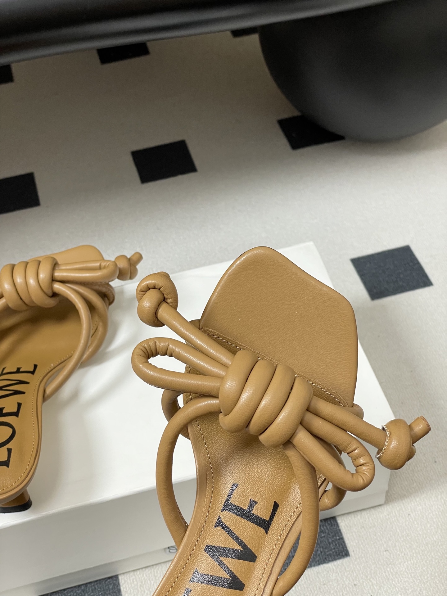 -LOEWE 罗意威 26ss 春夏新款气质时尚大蝴蝶高跟拖鞋方头小猫跟凉拖鞋把温柔和随性穿在脚上，是L