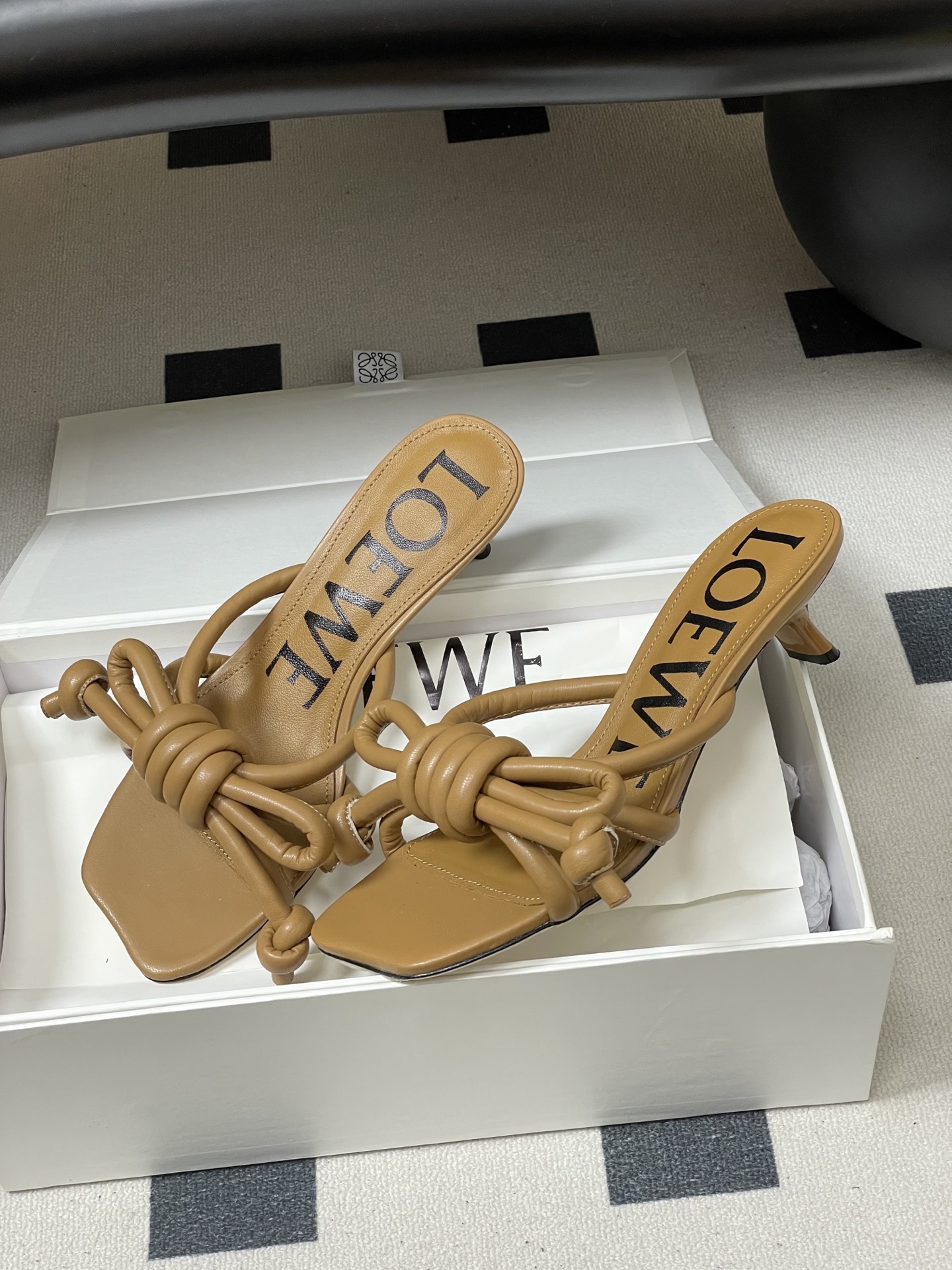 -LOEWE 罗意威 26ss 春夏新款气质时尚大蝴蝶高跟拖鞋方头小猫跟凉拖鞋把温柔和随性穿在脚上，是L