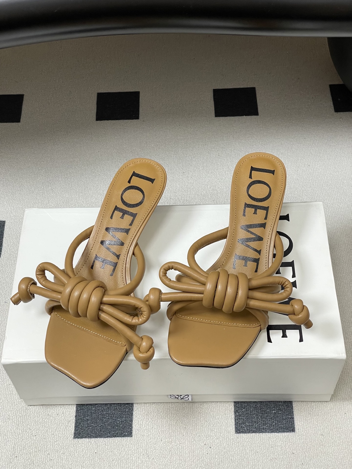 -LOEWE 罗意威 26ss 春夏新款气质时尚大蝴蝶高跟拖鞋方头小猫跟凉拖鞋把温柔和随性穿在脚上，是L