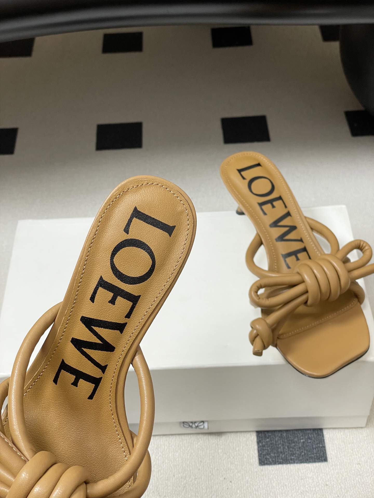 -LOEWE 罗意威 26ss 春夏新款气质时尚大蝴蝶高跟拖鞋方头小猫跟凉拖鞋把温柔和随性穿在脚上，是L