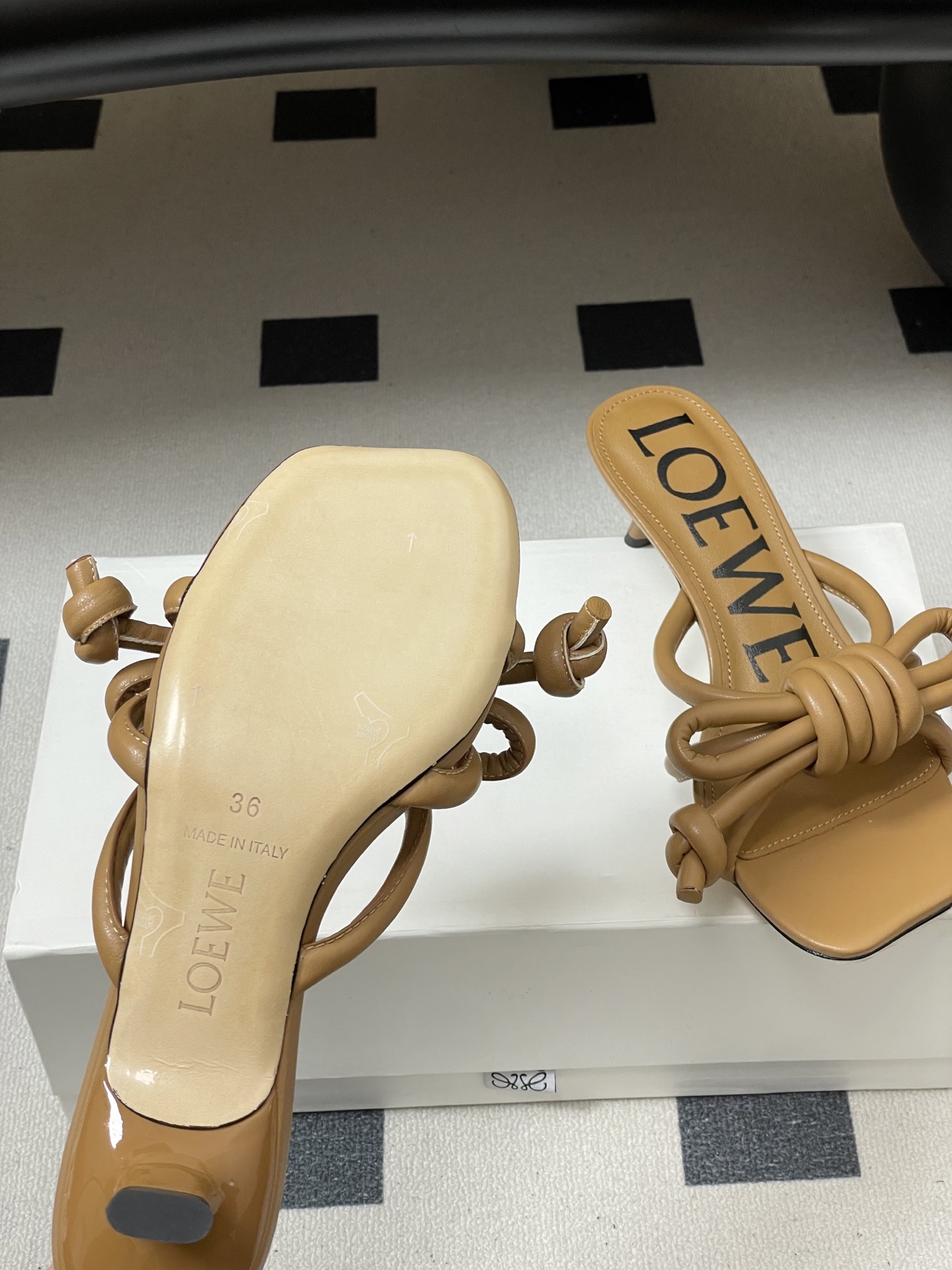 -LOEWE 罗意威 26ss 春夏新款气质时尚大蝴蝶高跟拖鞋方头小猫跟凉拖鞋把温柔和随性穿在脚上，是L