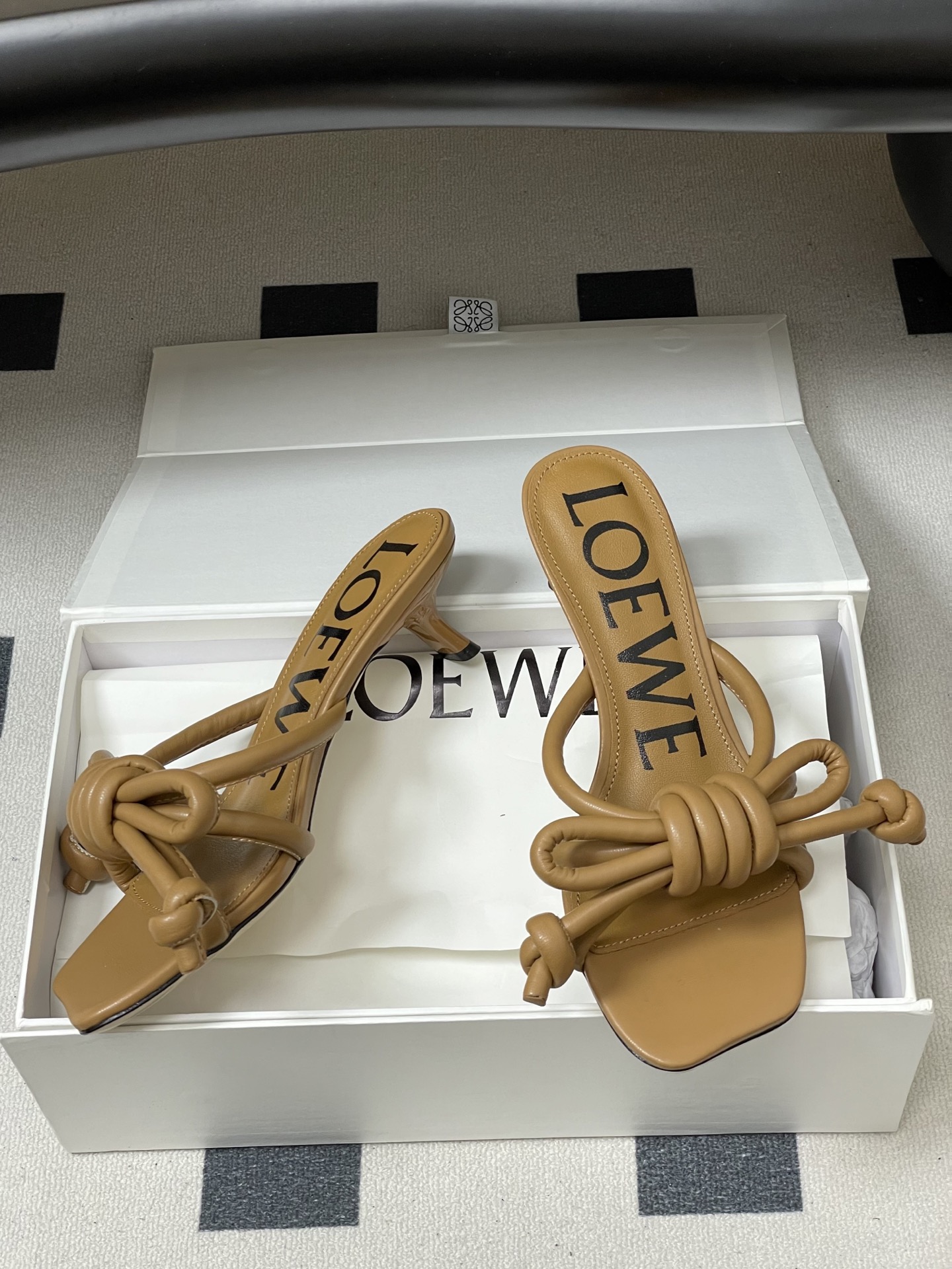 -LOEWE 罗意威 26ss 春夏新款气质时尚大蝴蝶高跟拖鞋方头小猫跟凉拖鞋把温柔和随性穿在脚上，是L