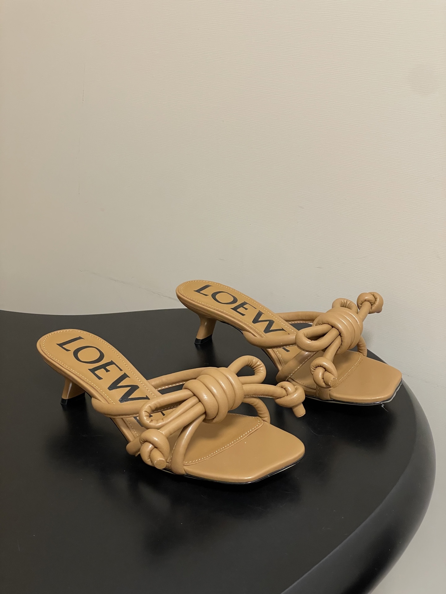 -LOEWE 罗意威 26ss 春夏新款气质时尚大蝴蝶高跟拖鞋方头小猫跟凉拖鞋把温柔和随性穿在脚上，是L