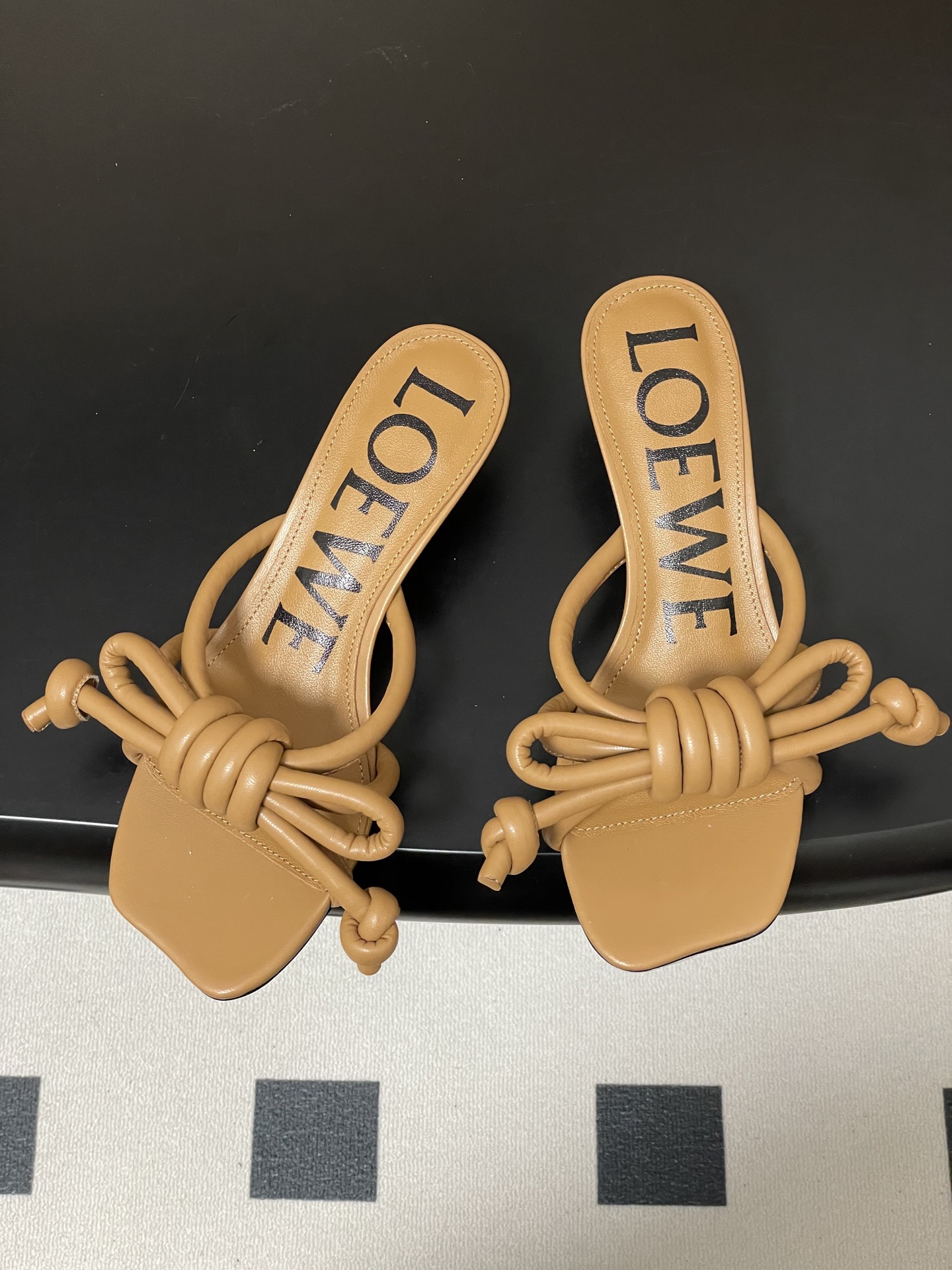 -LOEWE 罗意威 26ss 春夏新款气质时尚大蝴蝶高跟拖鞋方头小猫跟凉拖鞋把温柔和随性穿在脚上，是L