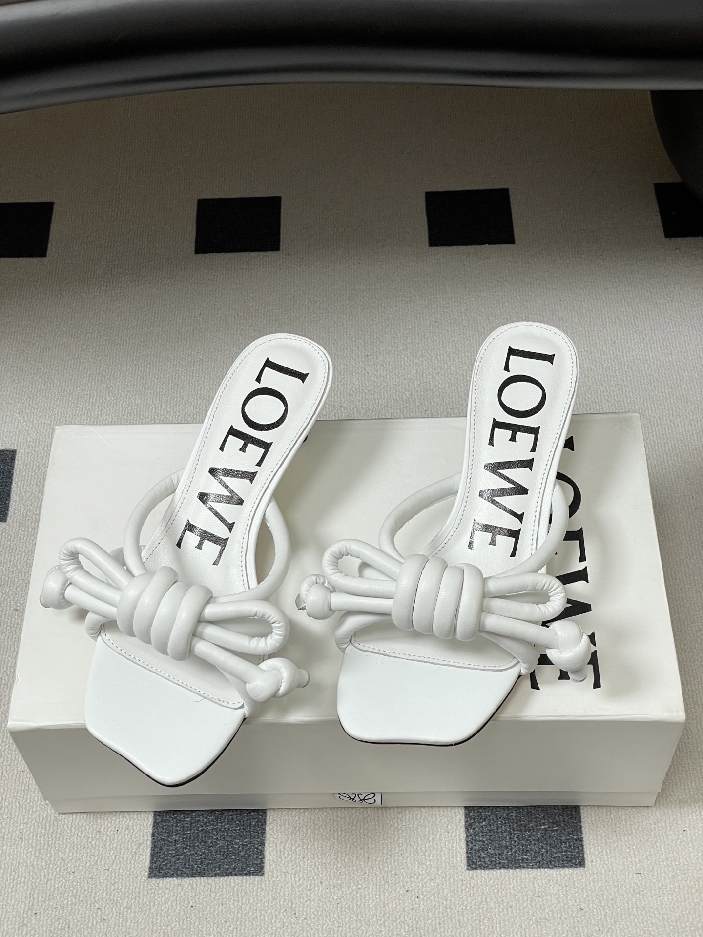 -LOEWE 罗意威 26ss 春夏新款气质时尚大蝴蝶高跟拖鞋方头小猫跟凉拖鞋把温柔和随性穿在脚上，是L