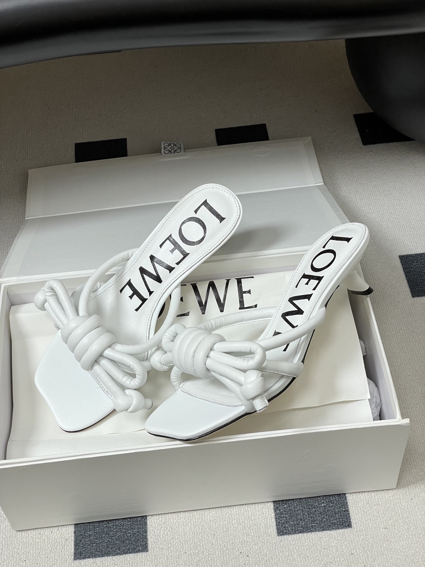 -LOEWE 罗意威 26ss 春夏新款气质时尚大蝴蝶高跟拖鞋方头小猫跟凉拖鞋把温柔和随性穿在脚上，是L