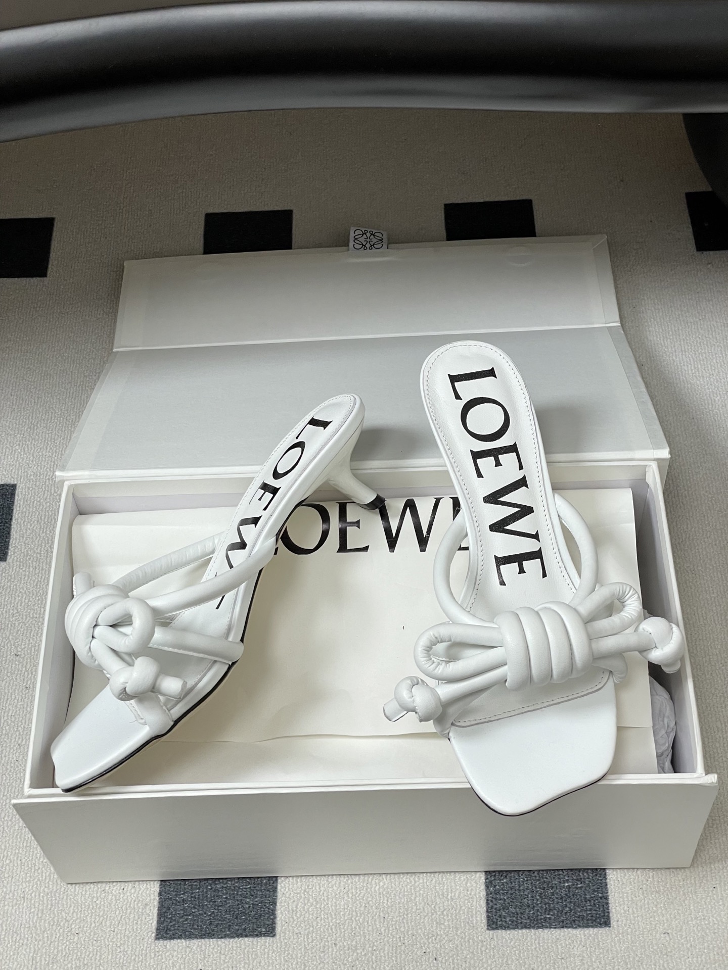 -LOEWE 罗意威 26ss 春夏新款气质时尚大蝴蝶高跟拖鞋方头小猫跟凉拖鞋把温柔和随性穿在脚上，是L