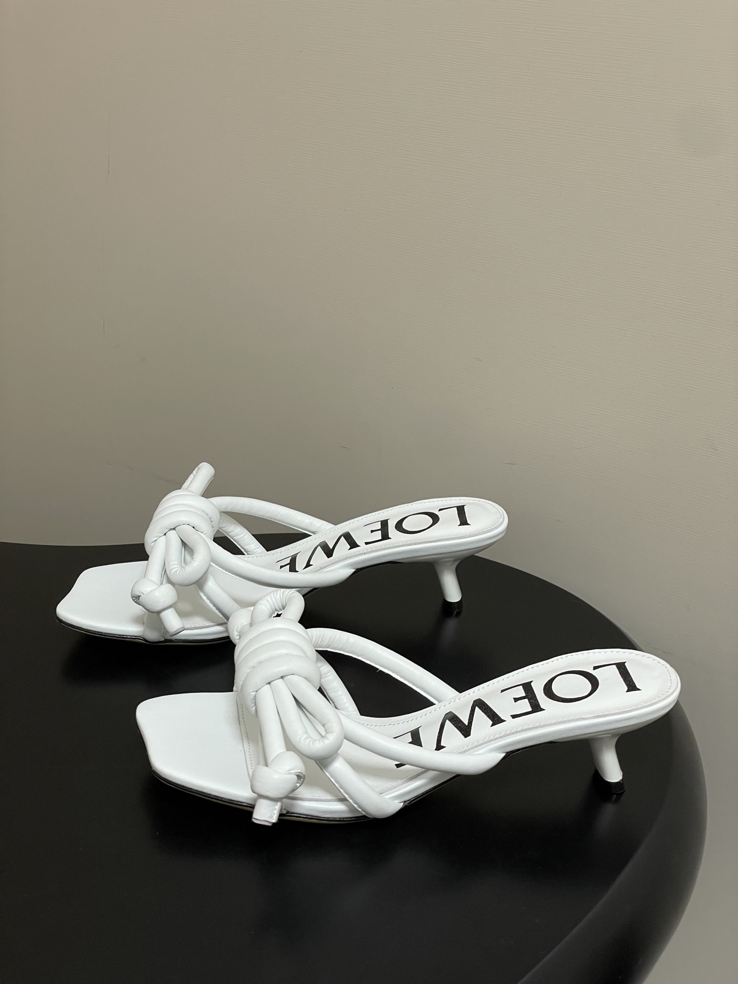 -LOEWE 罗意威 26ss 春夏新款气质时尚大蝴蝶高跟拖鞋方头小猫跟凉拖鞋把温柔和随性穿在脚上，是L