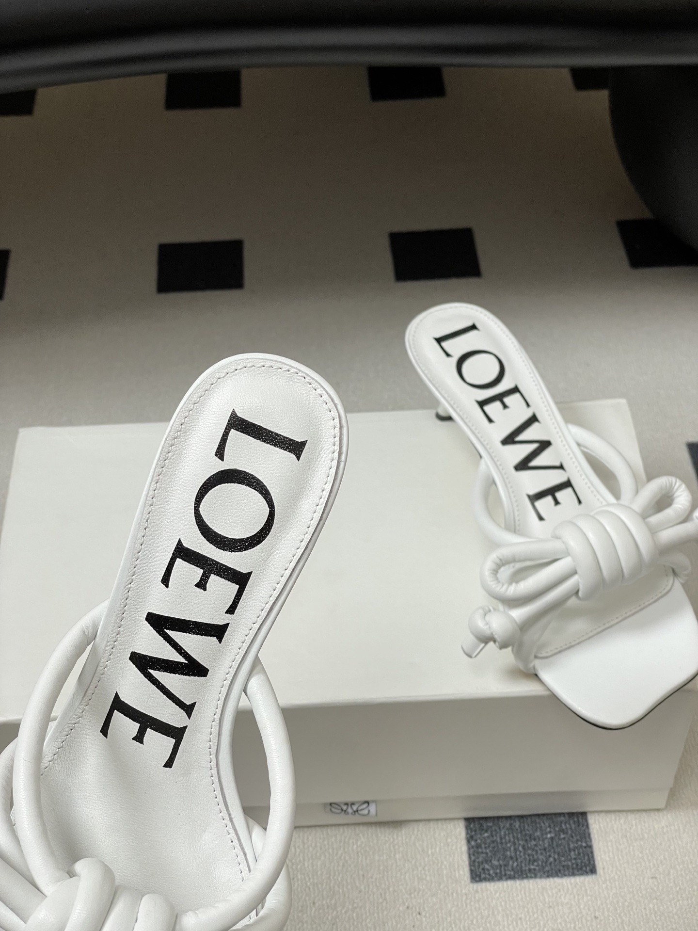 -LOEWE 罗意威 26ss 春夏新款气质时尚大蝴蝶高跟拖鞋方头小猫跟凉拖鞋把温柔和随性穿在脚上，是L