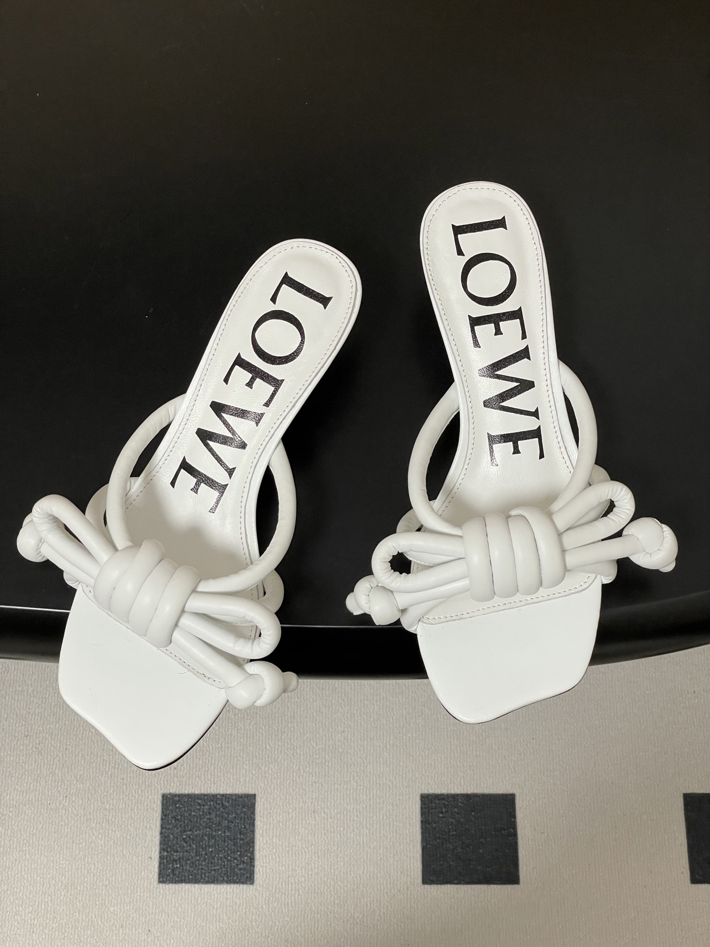 -LOEWE 罗意威 26ss 春夏新款气质时尚大蝴蝶高跟拖鞋方头小猫跟凉拖鞋把温柔和随性穿在脚上，是L