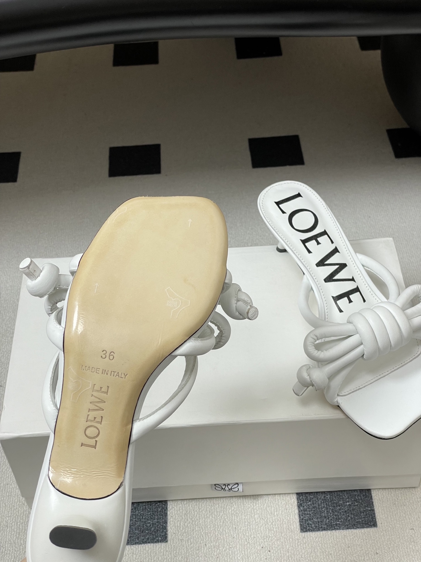 -LOEWE 罗意威 26ss 春夏新款气质时尚大蝴蝶高跟拖鞋方头小猫跟凉拖鞋把温柔和随性穿在脚上，是L