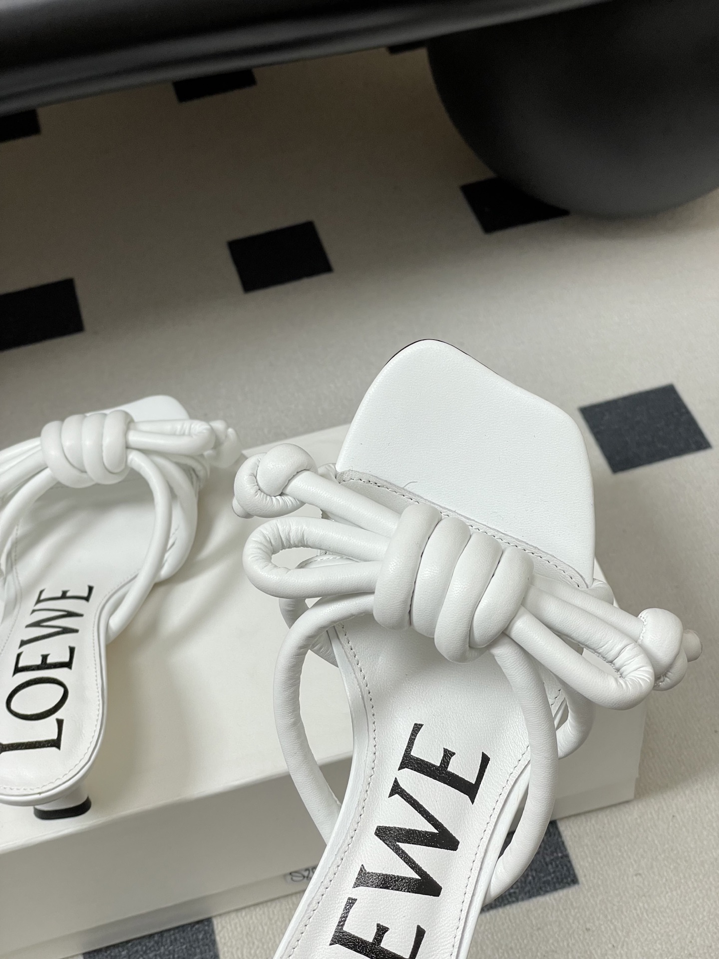 -LOEWE 罗意威 26ss 春夏新款气质时尚大蝴蝶高跟拖鞋方头小猫跟凉拖鞋把温柔和随性穿在脚上，是L