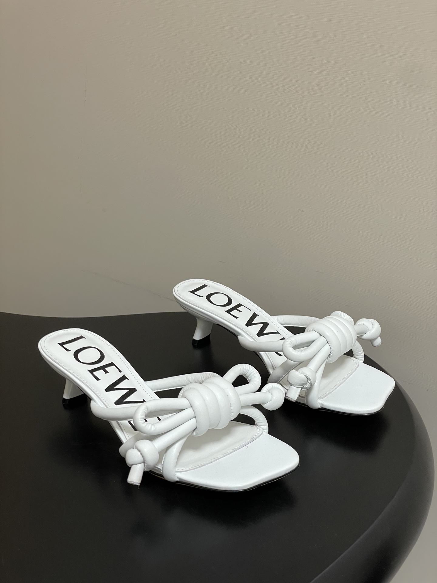 -LOEWE 罗意威 26ss 春夏新款气质时尚大蝴蝶高跟拖鞋方头小猫跟凉拖鞋把温柔和随性穿在脚上，是L