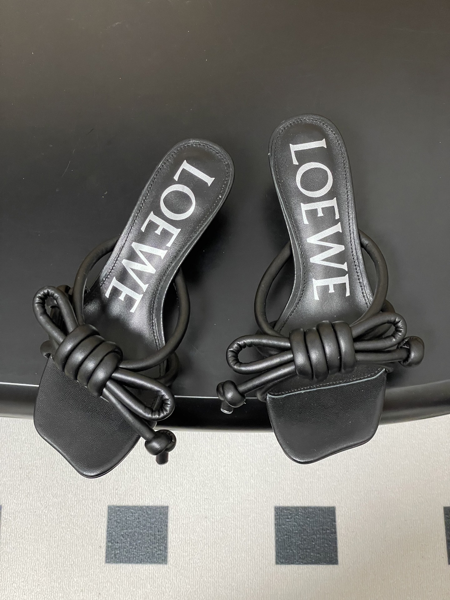 -LOEWE 罗意威 26ss 春夏新款气质时尚大蝴蝶高跟拖鞋方头小猫跟凉拖鞋把温柔和随性穿在脚上，是L