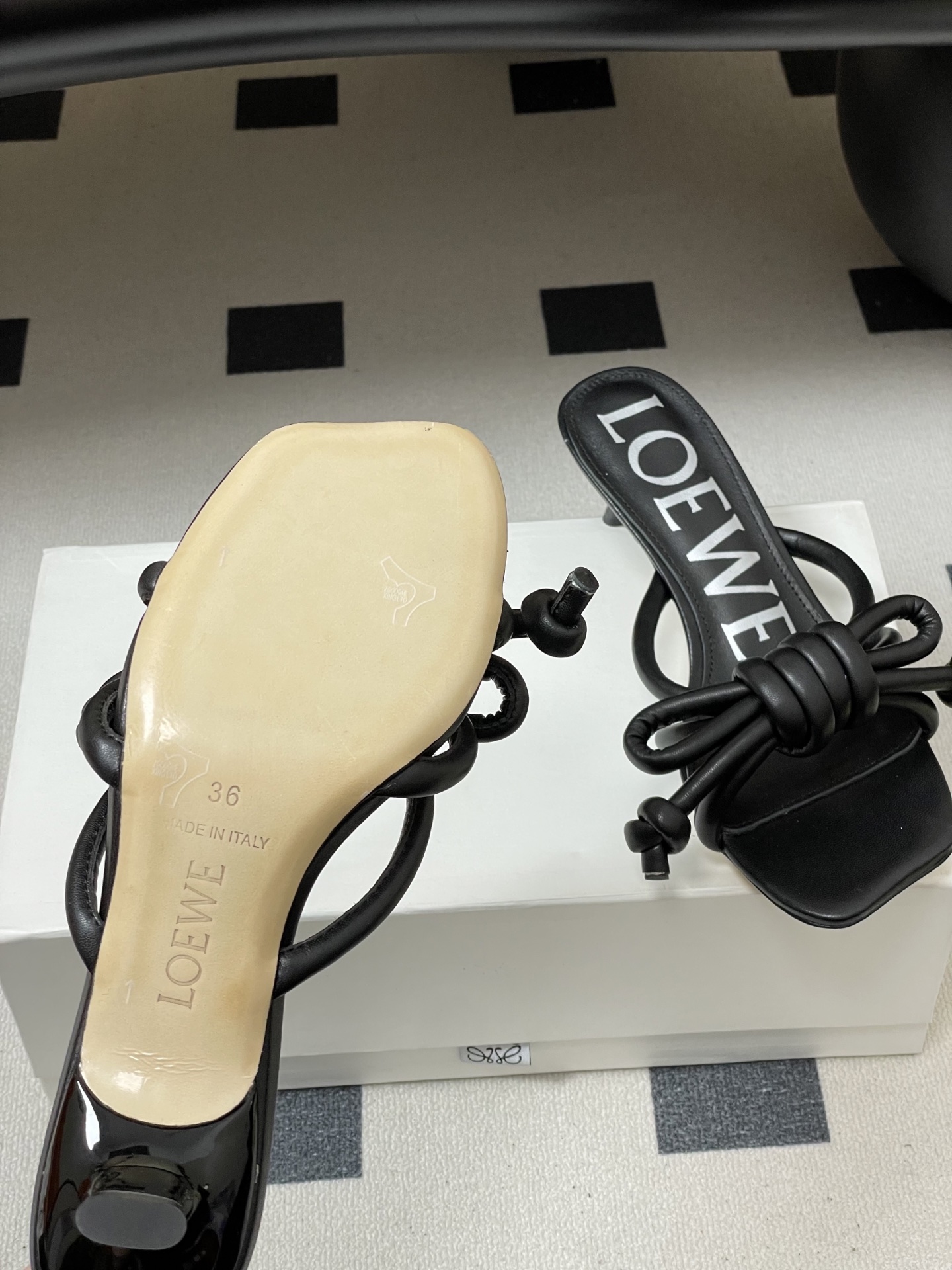 -LOEWE 罗意威 26ss 春夏新款气质时尚大蝴蝶高跟拖鞋方头小猫跟凉拖鞋把温柔和随性穿在脚上，是L