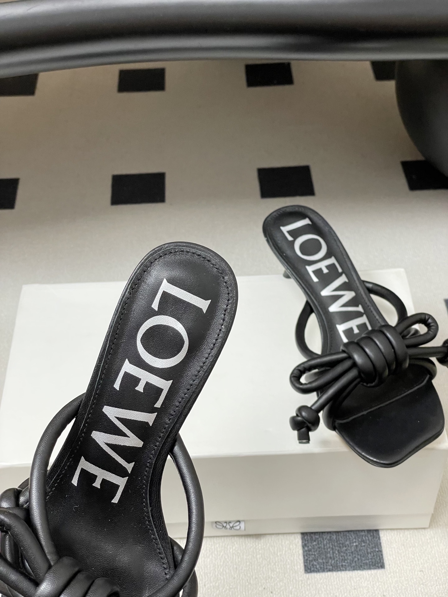 -LOEWE 罗意威 26ss 春夏新款气质时尚大蝴蝶高跟拖鞋方头小猫跟凉拖鞋把温柔和随性穿在脚上，是L