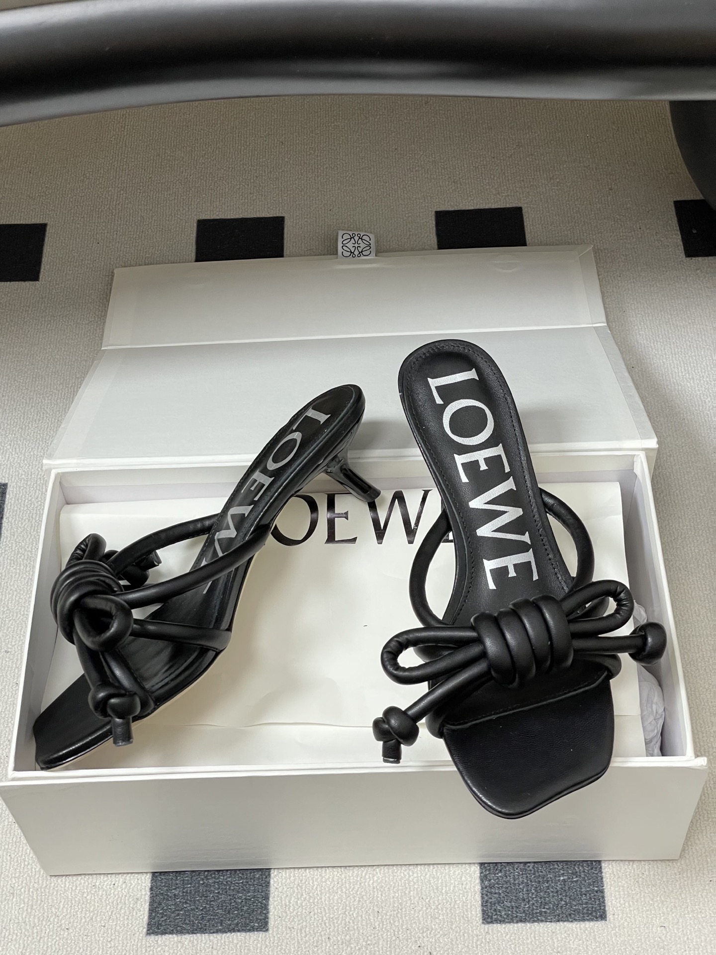 -LOEWE 罗意威 26ss 春夏新款气质时尚大蝴蝶高跟拖鞋方头小猫跟凉拖鞋把温柔和随性穿在脚上，是L