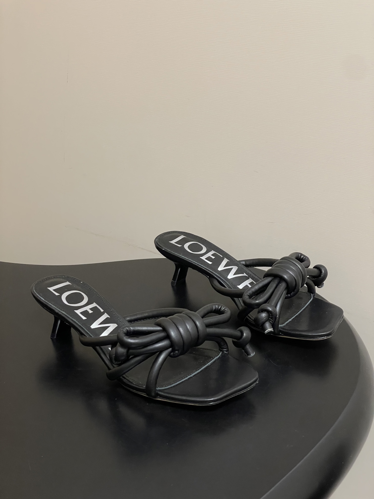 NO:749382,- LOEWE 26ss Spring and Summer New Fashionable Big Butterfly High Heel Slippers Square Toe Kitten Heel Sandals Wearing gentleness and spontaneity on your feet is the daily ritual that LOEWE gives you. The square toe outline is wrapped in delicate leather, and the iconic rope bow hangs gently from the upper, with a French lazy aftertaste in every step. The low-heeled design just fits the shape of the foot, making it easy to switch between commuting, shopping or weekend coffee.  Various tones bring in the gentleness of the season, and when paired with skirts, jeans or wide-leg pants, they all look effortlessly high-end. No need to deliberately please anyone, this pair of shoes is the best protagonist for your relaxed life. Whether you are commuting to the workplace or strolling on the weekend, it can be the finishing touch in your look, low-key but substantial enough. The upper is cowhide, the lining is sheepskin, the sole is Italian genuine leather, and the heel height is 4.5cm.  Size 35-39 (40.41.42 custom-made, non-returnable), half slippers, loewe, loewe, slippers, skirts, jeans, cowhide, sheepskin, Leather soles19860909- LOEWE 罗意威 26ss 春夏新款气质时尚大蝴蝶高跟拖鞋方头小猫跟凉拖鞋 把温柔和随性穿在脚上,是LOEWE给你的日常仪式感.细腻皮革包裹方头轮廓,标志性绳结蝴蝶结在鞋面轻轻垂落,每一步都带着法式慵懒的余韵.低跟设计刚好贴合脚型,通勤、逛街或是周末咖啡局,都能自在切换状态. 各种色调把季节的温柔都装了进来,搭配半裙、牛仔裤或是阔腿裤,都是毫不费力的高级感.不用刻意讨好谁,这双鞋就是你松弛生活的最佳主角.无论是通勤职场还是周末漫步,它都能成为你造型里的点睛之笔,低调却足够有分量. 鞋面牛皮 内里垫脚羊皮 鞋底意大利真皮大底 跟高4.5cm 码数35-39（40.41.42 定做不退换）,半拖拖鞋,loewe,loewe,slippers,skirts,jeans,cowhide,sheepskin,Leather soles,Women's Shoes