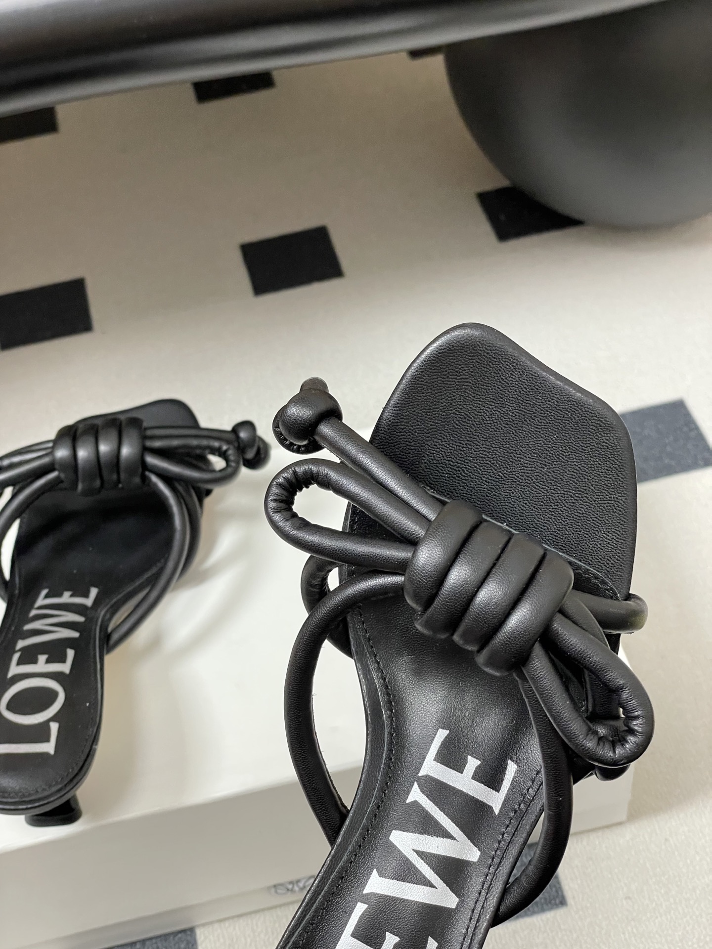 -LOEWE 罗意威 26ss 春夏新款气质时尚大蝴蝶高跟拖鞋方头小猫跟凉拖鞋把温柔和随性穿在脚上，是L