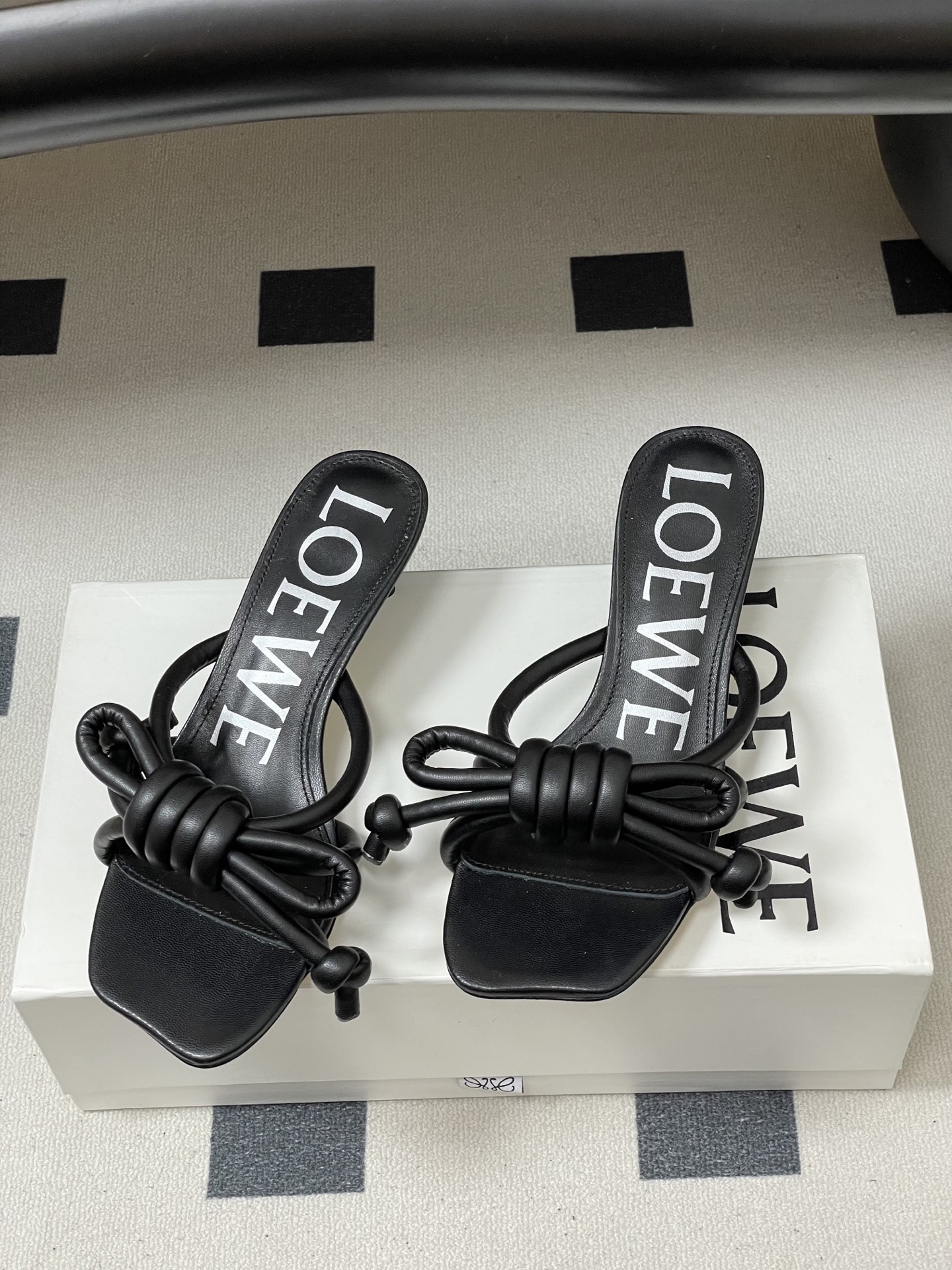 -LOEWE 罗意威 26ss 春夏新款气质时尚大蝴蝶高跟拖鞋方头小猫跟凉拖鞋把温柔和随性穿在脚上，是L