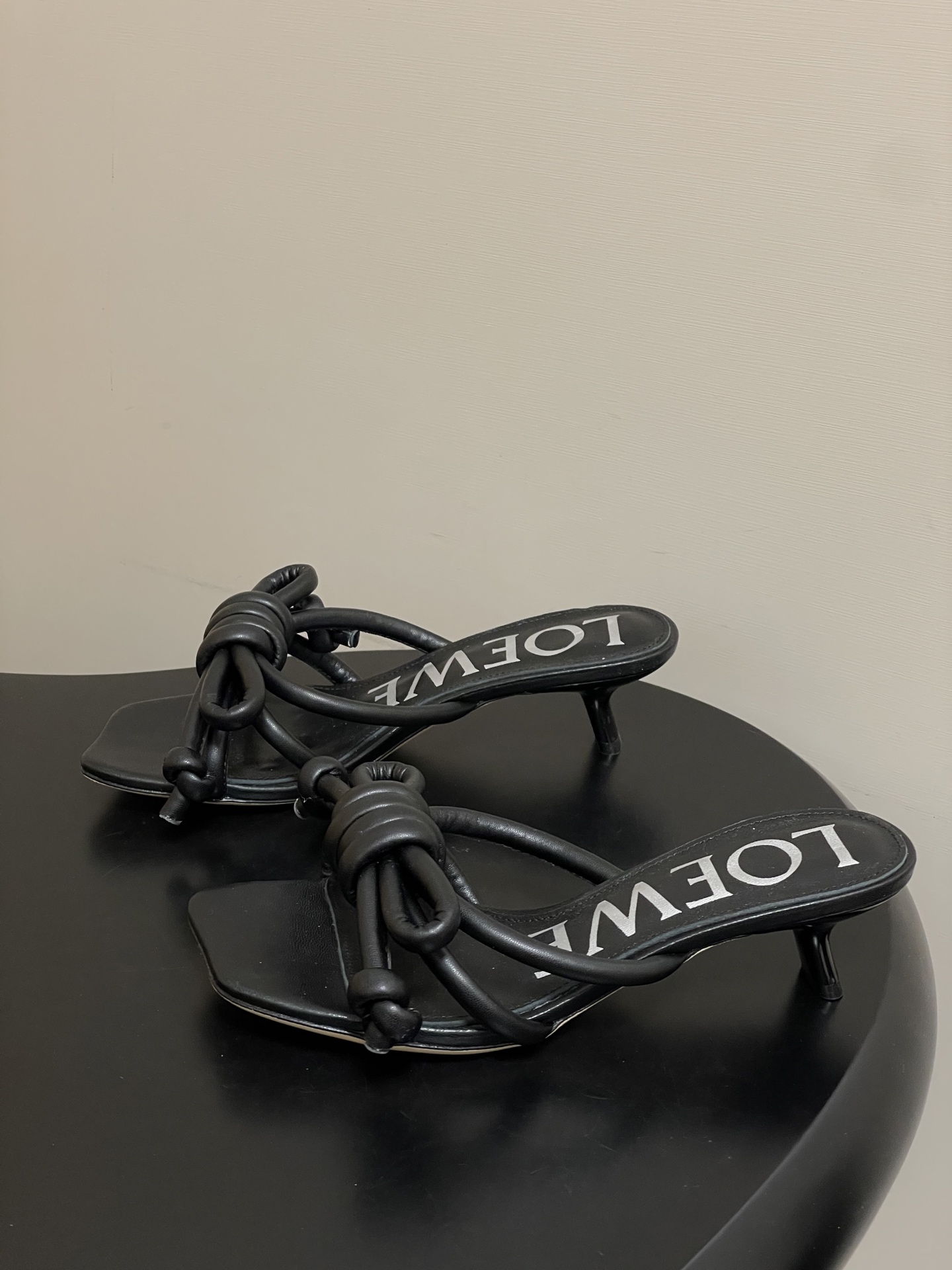 -LOEWE 罗意威 26ss 春夏新款气质时尚大蝴蝶高跟拖鞋方头小猫跟凉拖鞋把温柔和随性穿在脚上，是L