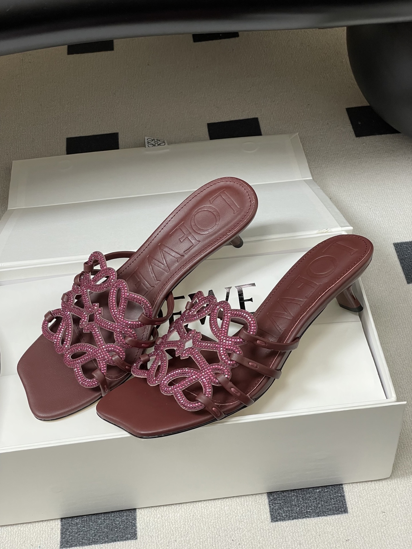 钻面-LOEWE 罗意威 26ss 春夏新款 个性编织水钻鞋面镂空高跟拖鞋 钻面小猫跟凉拖鞋疯狂种草简约