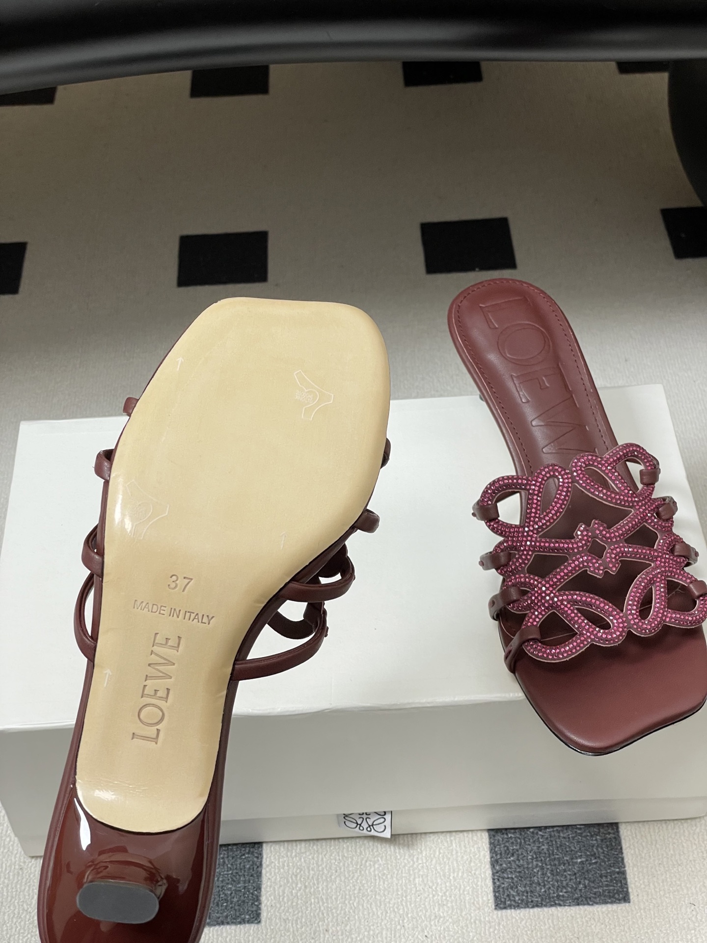 钻面-LOEWE 罗意威 26ss 春夏新款 个性编织水钻鞋面镂空高跟拖鞋 钻面小猫跟凉拖鞋疯狂种草简约