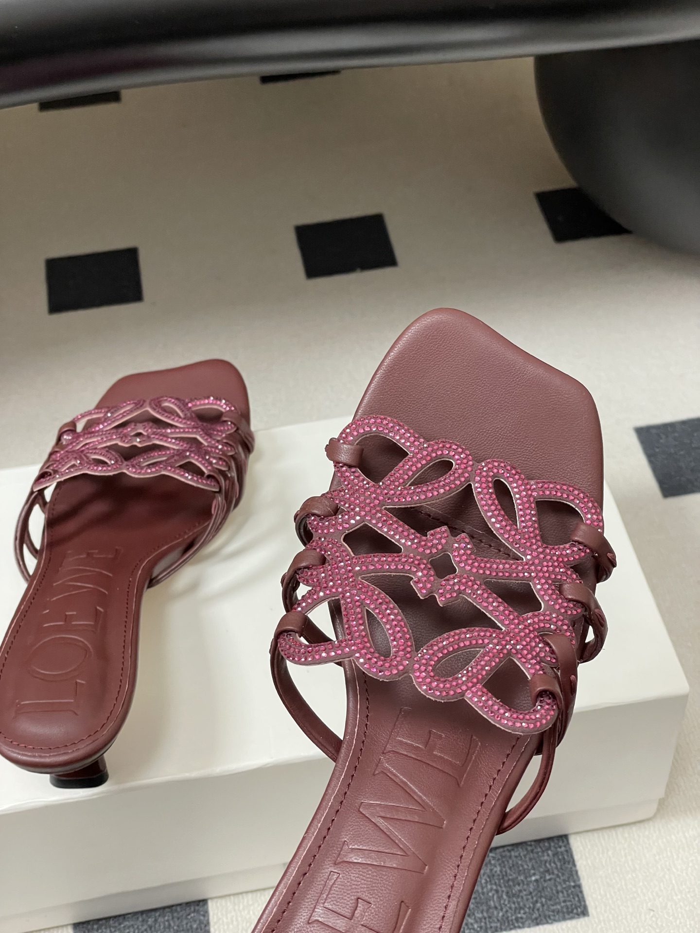 钻面-LOEWE 罗意威 26ss 春夏新款 个性编织水钻鞋面镂空高跟拖鞋 钻面小猫跟凉拖鞋疯狂种草简约