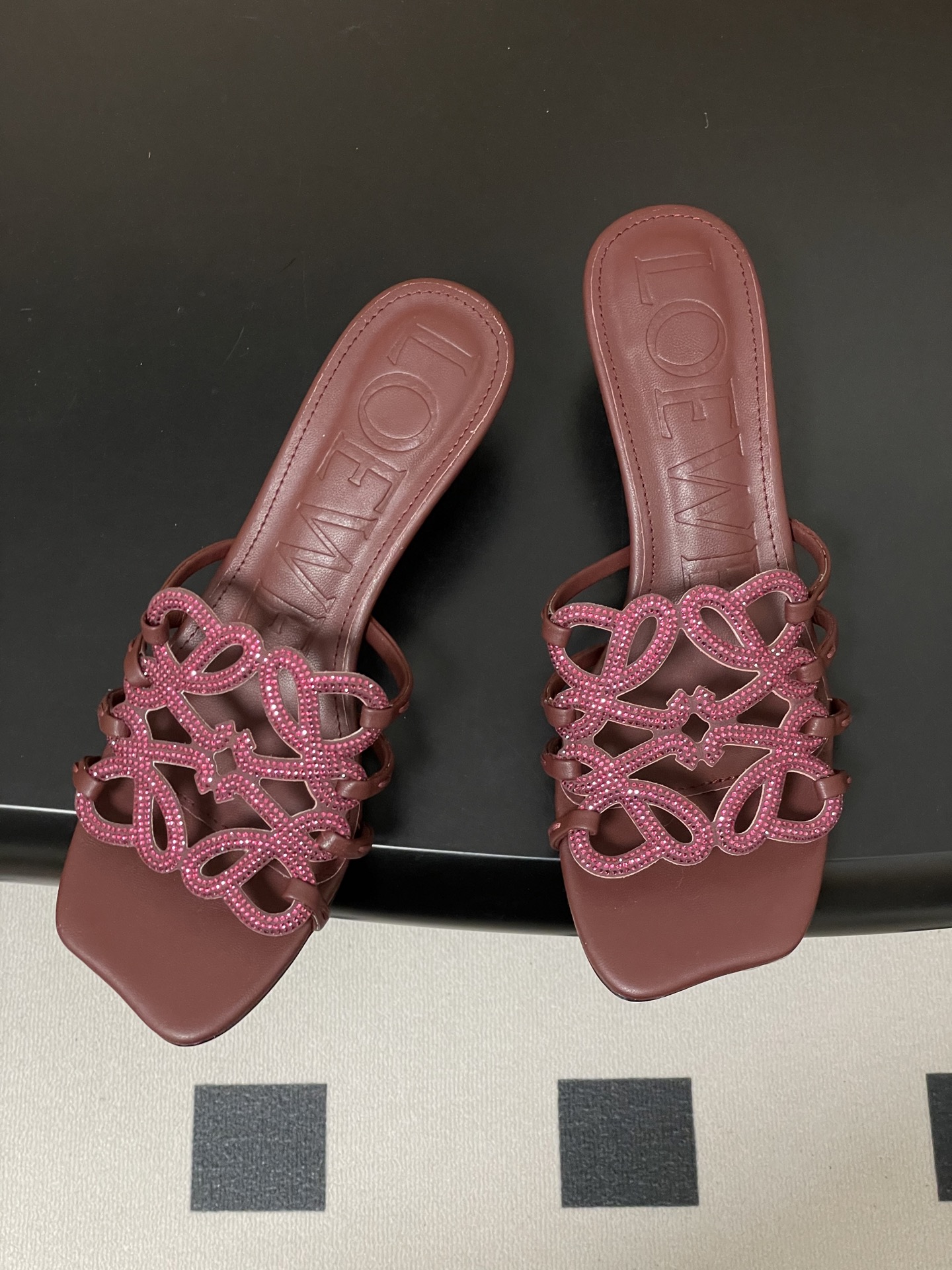 钻面-LOEWE 罗意威 26ss 春夏新款 个性编织水钻鞋面镂空高跟拖鞋 钻面小猫跟凉拖鞋疯狂种草简约