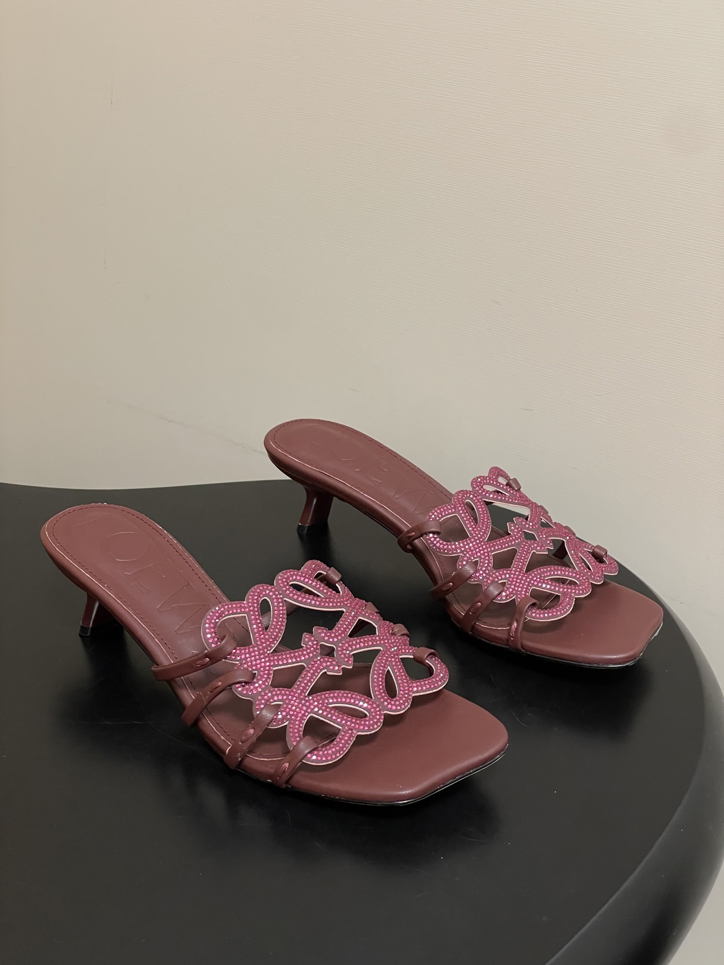 钻面-LOEWE 罗意威 26ss 春夏新款 个性编织水钻鞋面镂空高跟拖鞋 钻面小猫跟凉拖鞋疯狂种草简约