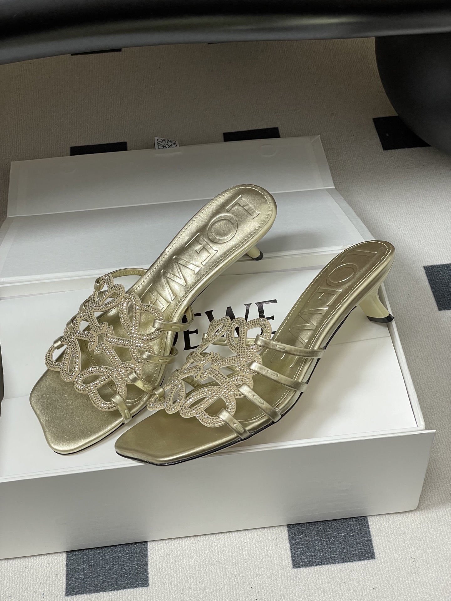 钻面-LOEWE 罗意威 26ss 春夏新款 个性编织水钻鞋面镂空高跟拖鞋 钻面小猫跟凉拖鞋疯狂种草简约