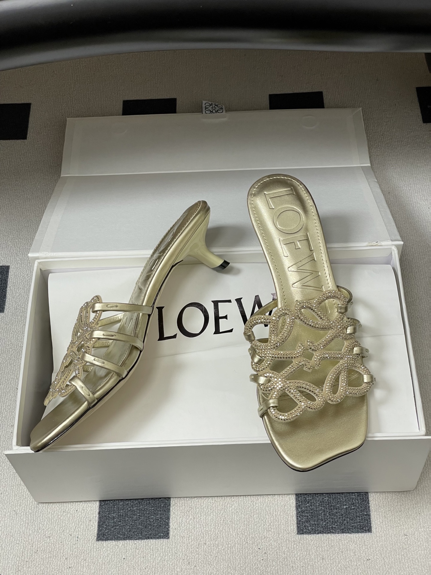 钻面-LOEWE 罗意威 26ss 春夏新款 个性编织水钻鞋面镂空高跟拖鞋 钻面小猫跟凉拖鞋疯狂种草简约
