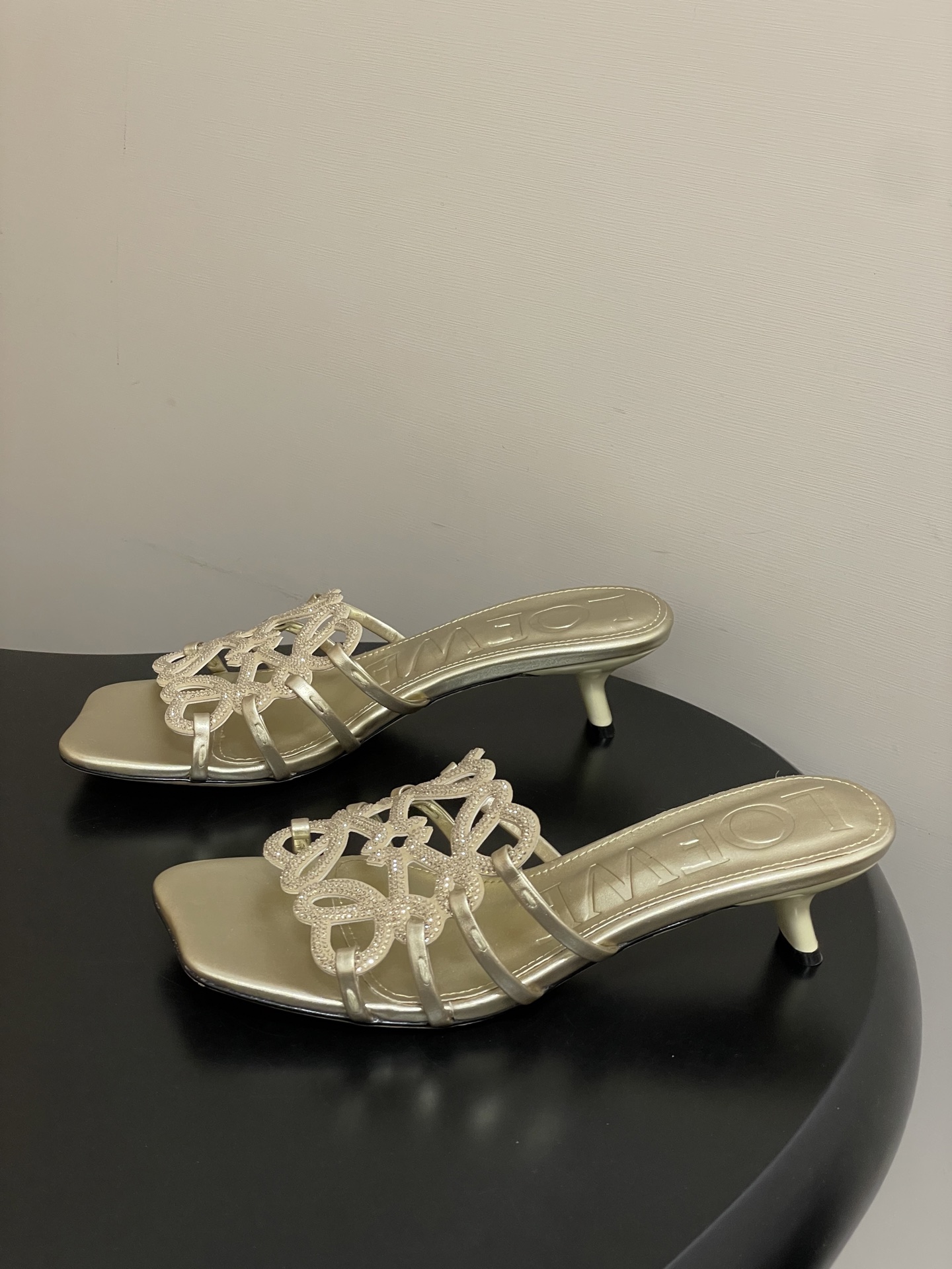 钻面-LOEWE 罗意威 26ss 春夏新款 个性编织水钻鞋面镂空高跟拖鞋 钻面小猫跟凉拖鞋疯狂种草简约