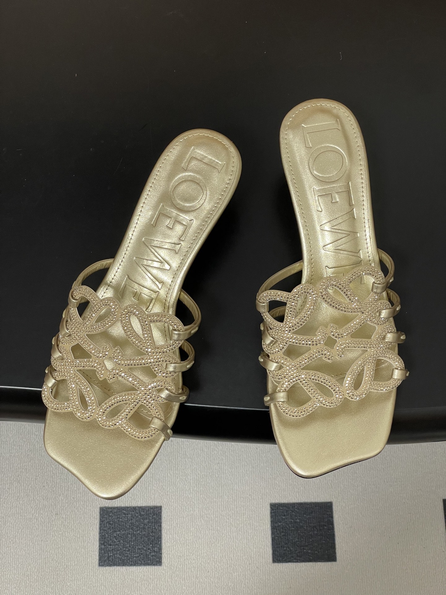 钻面-LOEWE 罗意威 26ss 春夏新款 个性编织水钻鞋面镂空高跟拖鞋 钻面小猫跟凉拖鞋疯狂种草简约