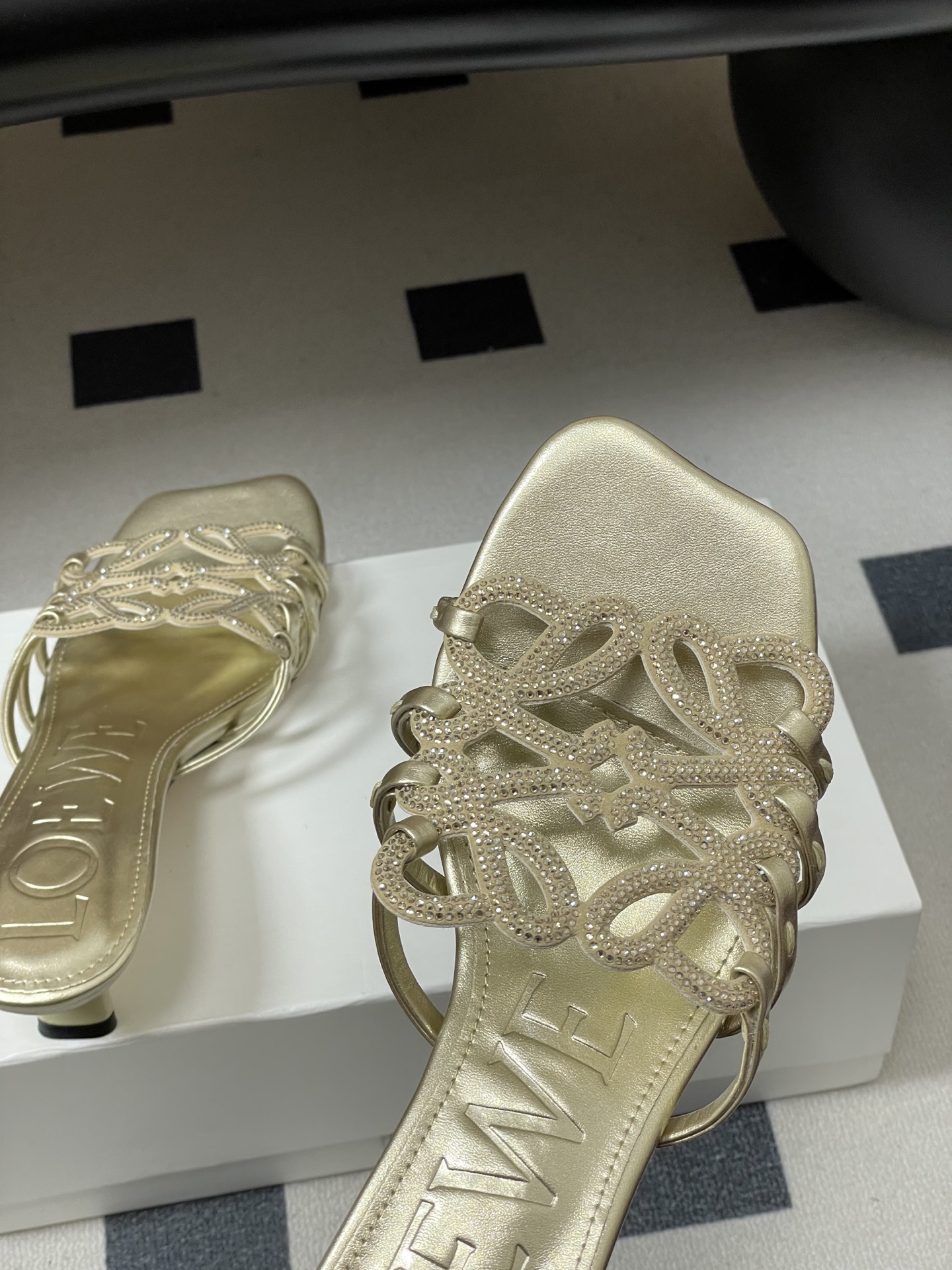 钻面-LOEWE 罗意威 26ss 春夏新款 个性编织水钻鞋面镂空高跟拖鞋 钻面小猫跟凉拖鞋疯狂种草简约