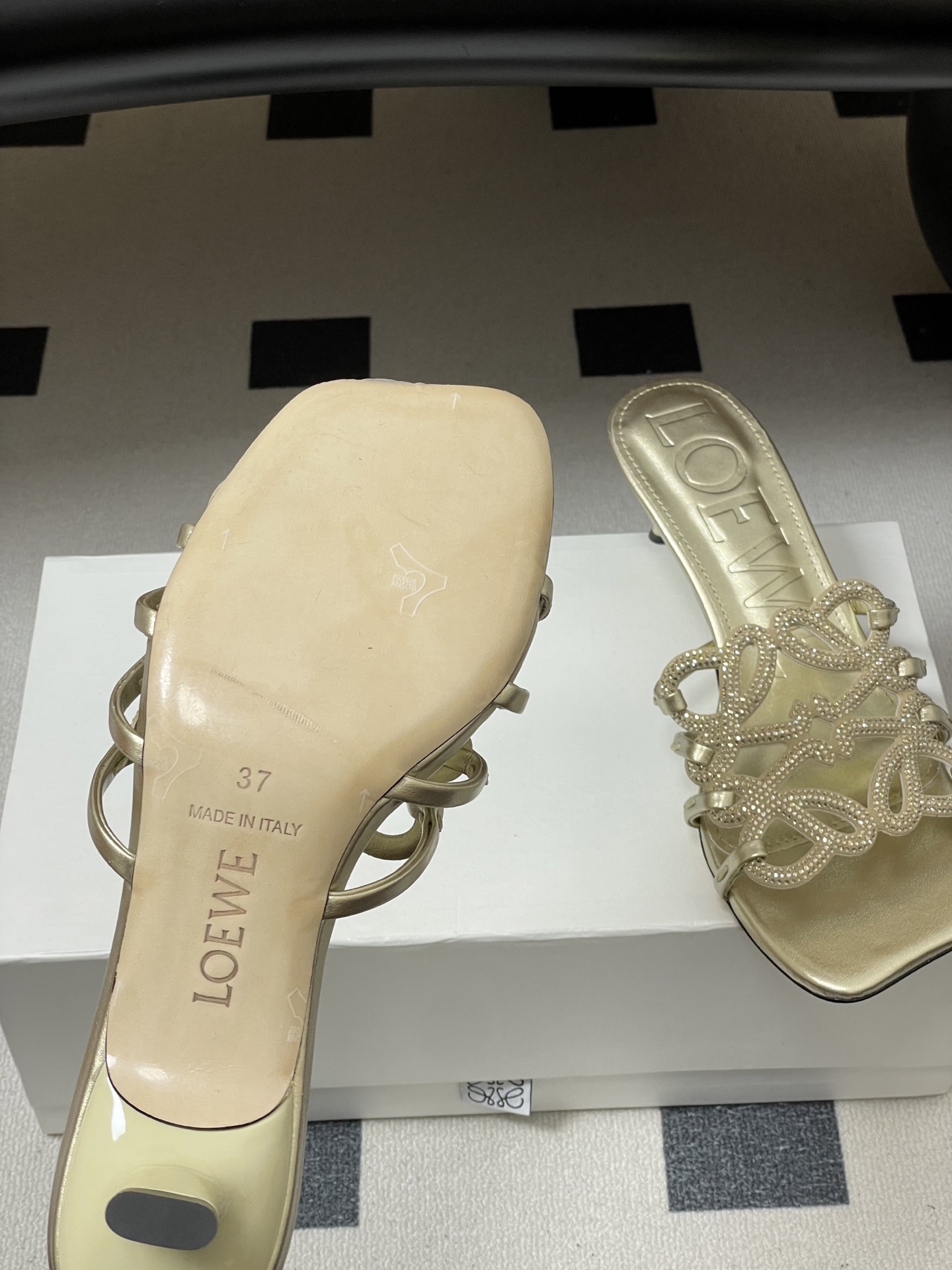 钻面-LOEWE 罗意威 26ss 春夏新款 个性编织水钻鞋面镂空高跟拖鞋 钻面小猫跟凉拖鞋疯狂种草简约