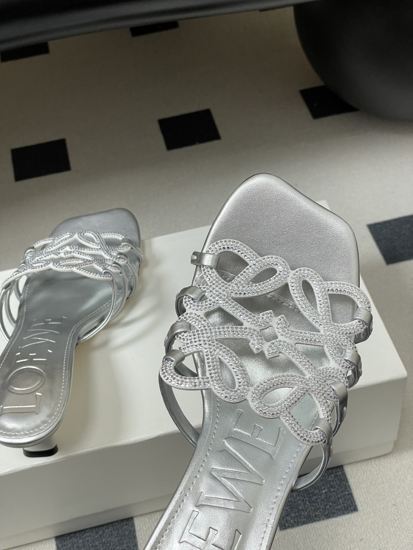 钻面-LOEWE 罗意威 26ss 春夏新款 个性编织水钻鞋面镂空高跟拖鞋 钻面小猫跟凉拖鞋疯狂种草简约