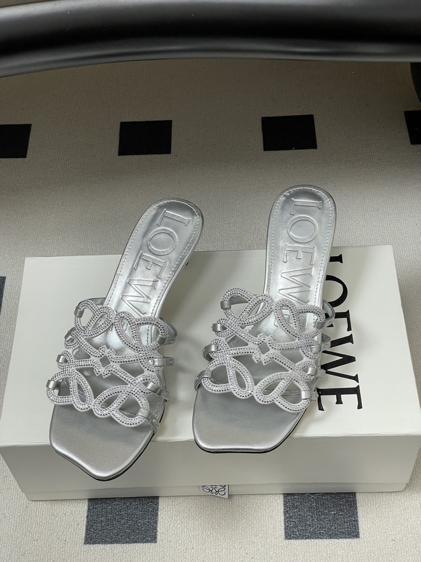 钻面-LOEWE 罗意威 26ss 春夏新款 个性编织水钻鞋面镂空高跟拖鞋 钻面小猫跟凉拖鞋疯狂种草简约