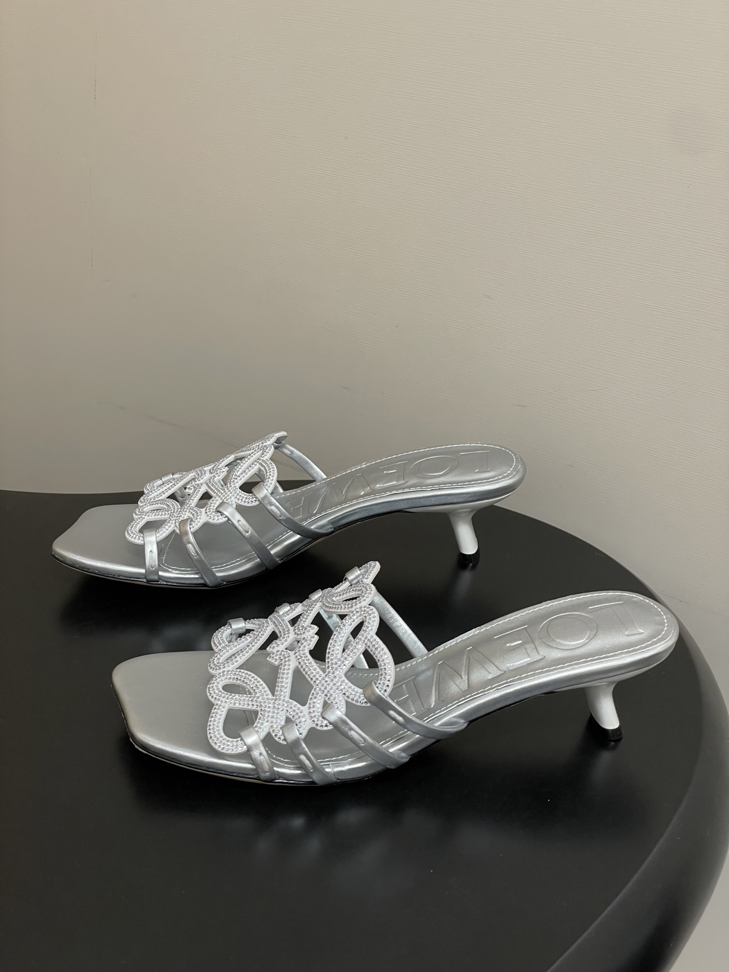 钻面-LOEWE 罗意威 26ss 春夏新款 个性编织水钻鞋面镂空高跟拖鞋 钻面小猫跟凉拖鞋疯狂种草简约