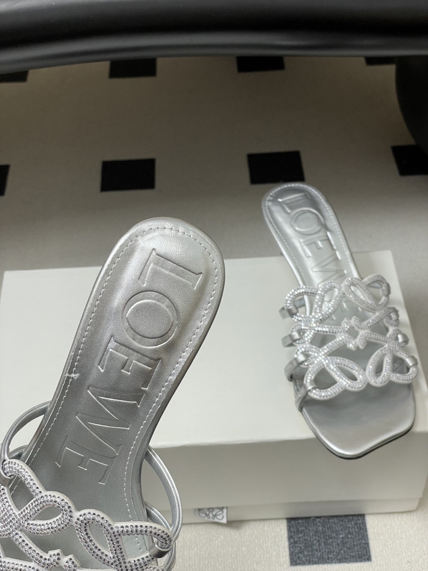 钻面-LOEWE 罗意威 26ss 春夏新款 个性编织水钻鞋面镂空高跟拖鞋 钻面小猫跟凉拖鞋疯狂种草简约