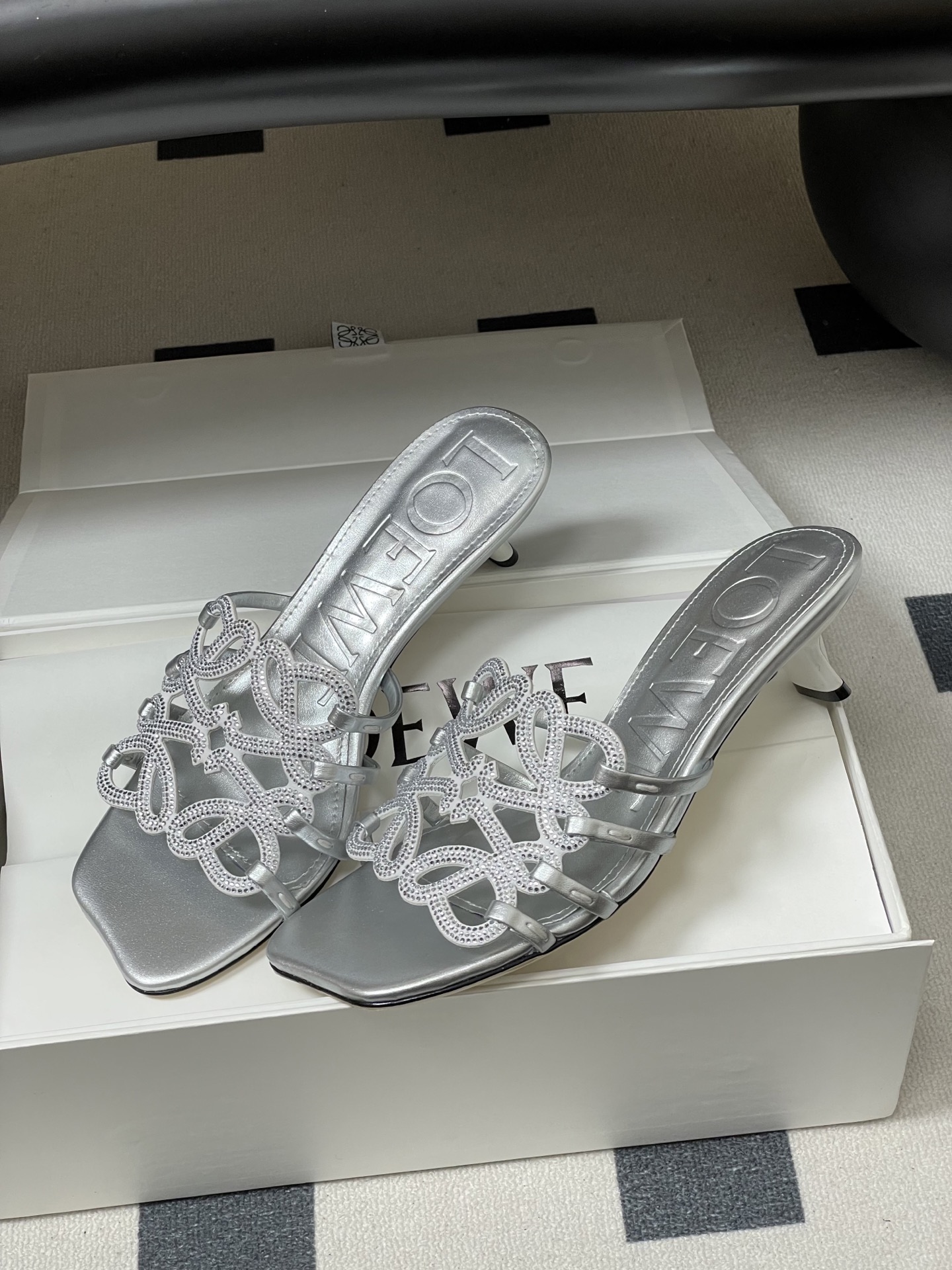 钻面-LOEWE 罗意威 26ss 春夏新款 个性编织水钻鞋面镂空高跟拖鞋 钻面小猫跟凉拖鞋疯狂种草简约