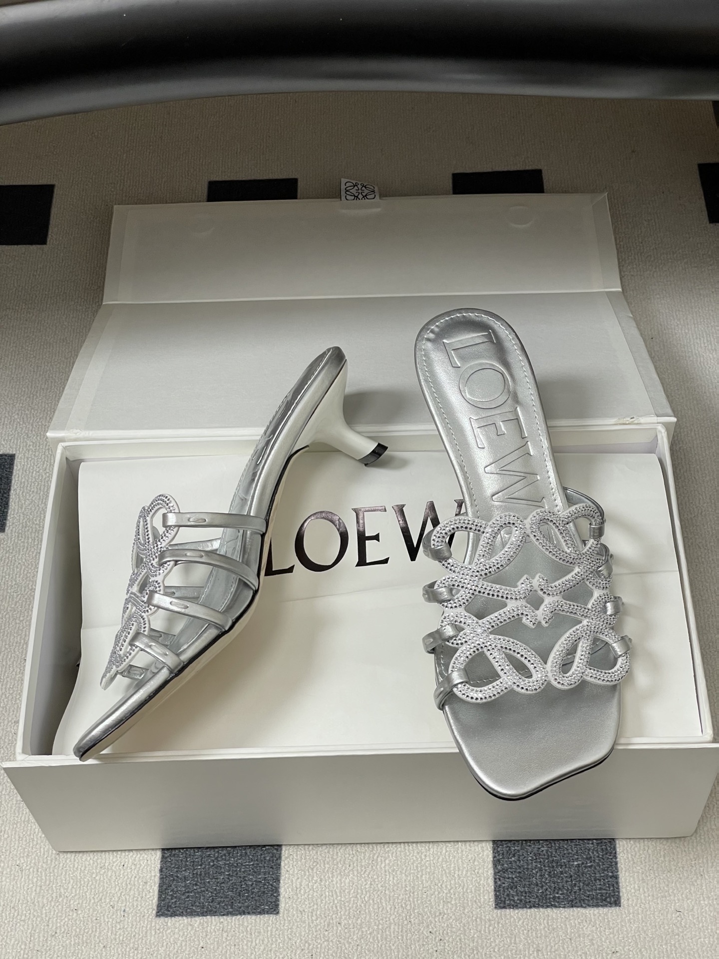 钻面-LOEWE 罗意威 26ss 春夏新款 个性编织水钻鞋面镂空高跟拖鞋 钻面小猫跟凉拖鞋疯狂种草简约