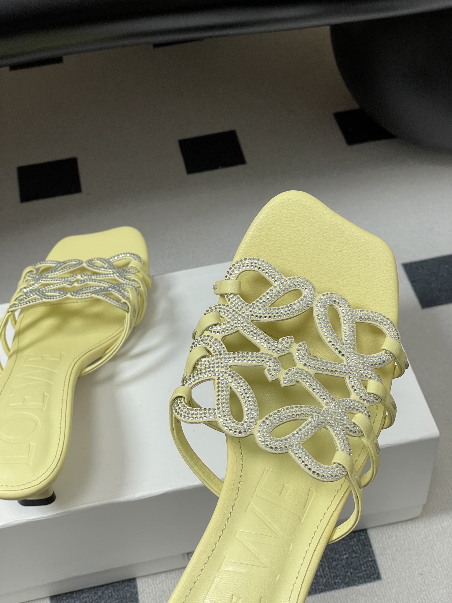 钻面-LOEWE 罗意威 26ss 春夏新款 个性编织水钻鞋面镂空高跟拖鞋 钻面小猫跟凉拖鞋疯狂种草简约