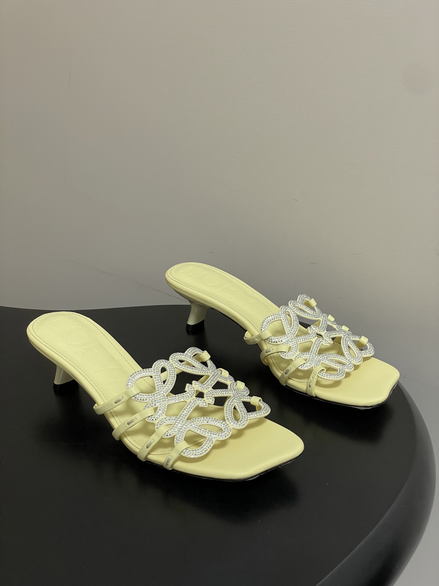 钻面-LOEWE 罗意威 26ss 春夏新款 个性编织水钻鞋面镂空高跟拖鞋 钻面小猫跟凉拖鞋疯狂种草简约