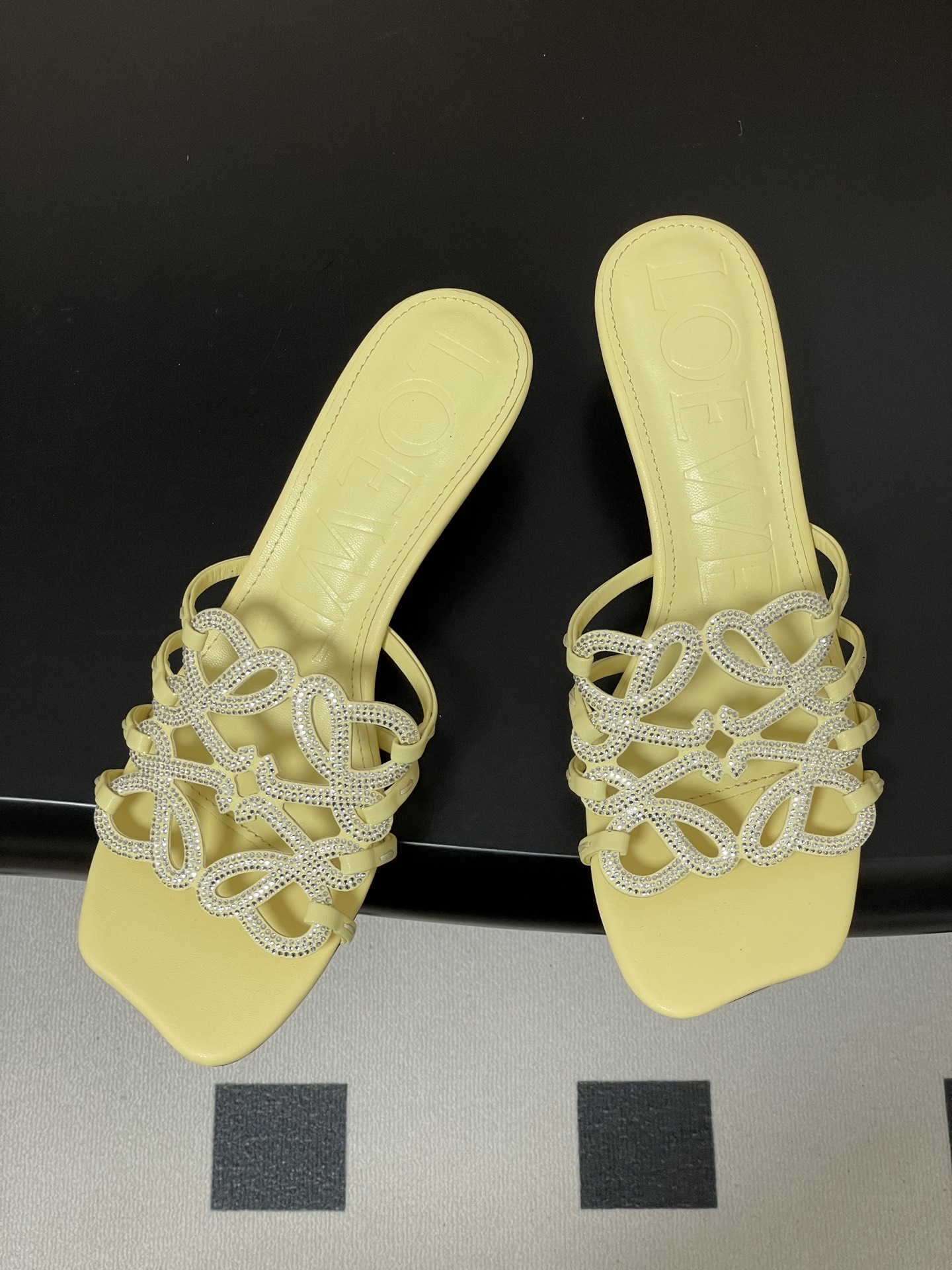 钻面-LOEWE 罗意威 26ss 春夏新款 个性编织水钻鞋面镂空高跟拖鞋 钻面小猫跟凉拖鞋疯狂种草简约