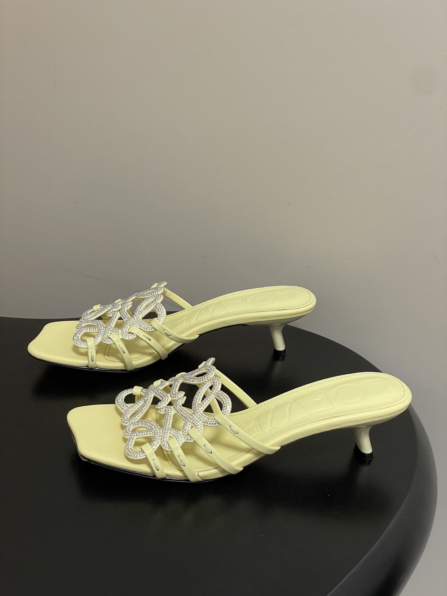 钻面-LOEWE 罗意威 26ss 春夏新款 个性编织水钻鞋面镂空高跟拖鞋 钻面小猫跟凉拖鞋疯狂种草简约