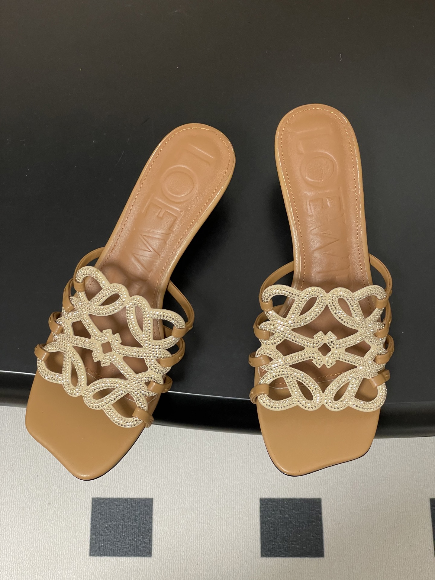 钻面-LOEWE 罗意威 26ss 春夏新款 个性编织水钻鞋面镂空高跟拖鞋 钻面小猫跟凉拖鞋疯狂种草简约